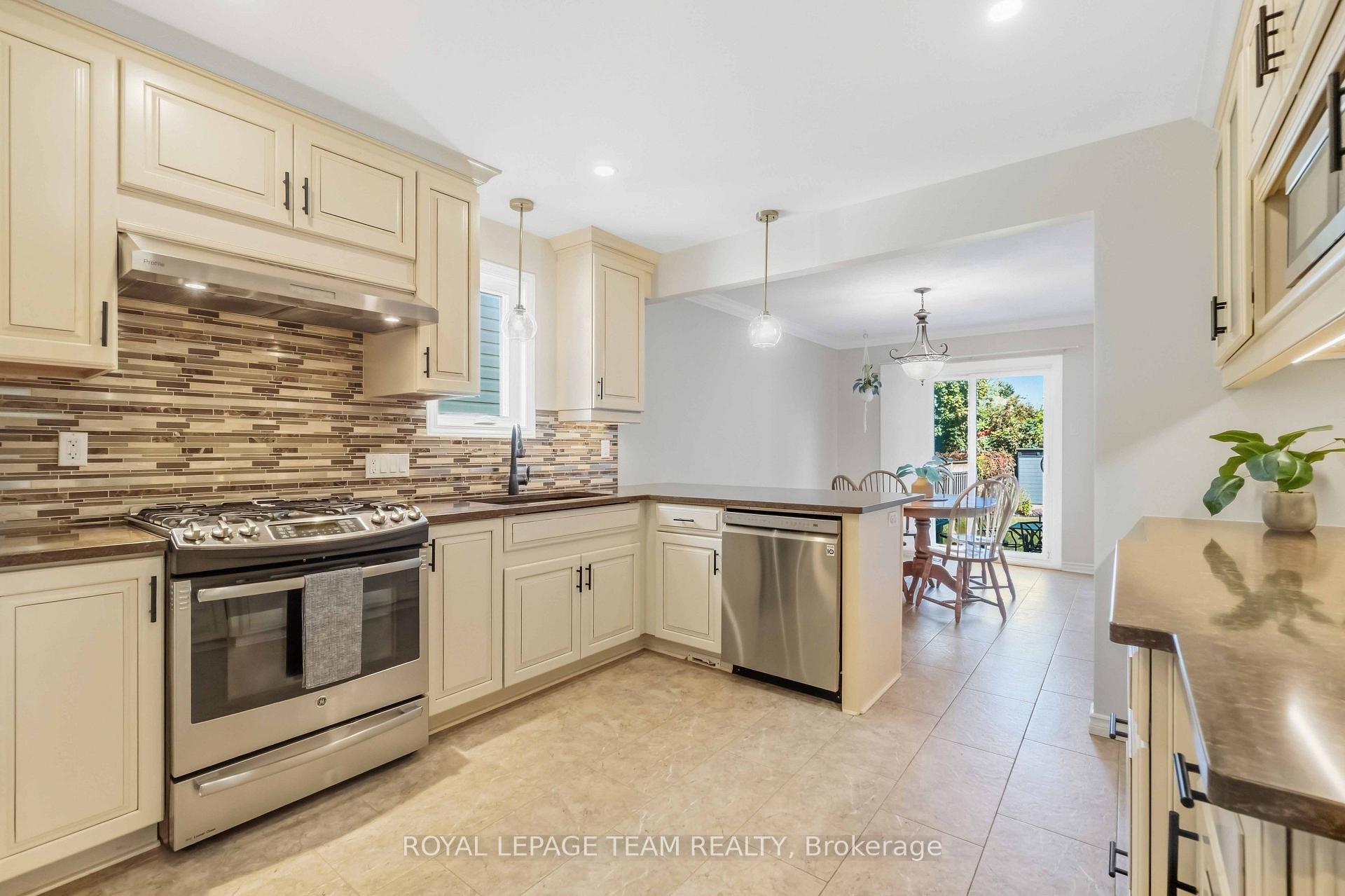 Photo 14 of 1938 La Chapelle Street, Ottawa, Chapel Hill — HOMEH