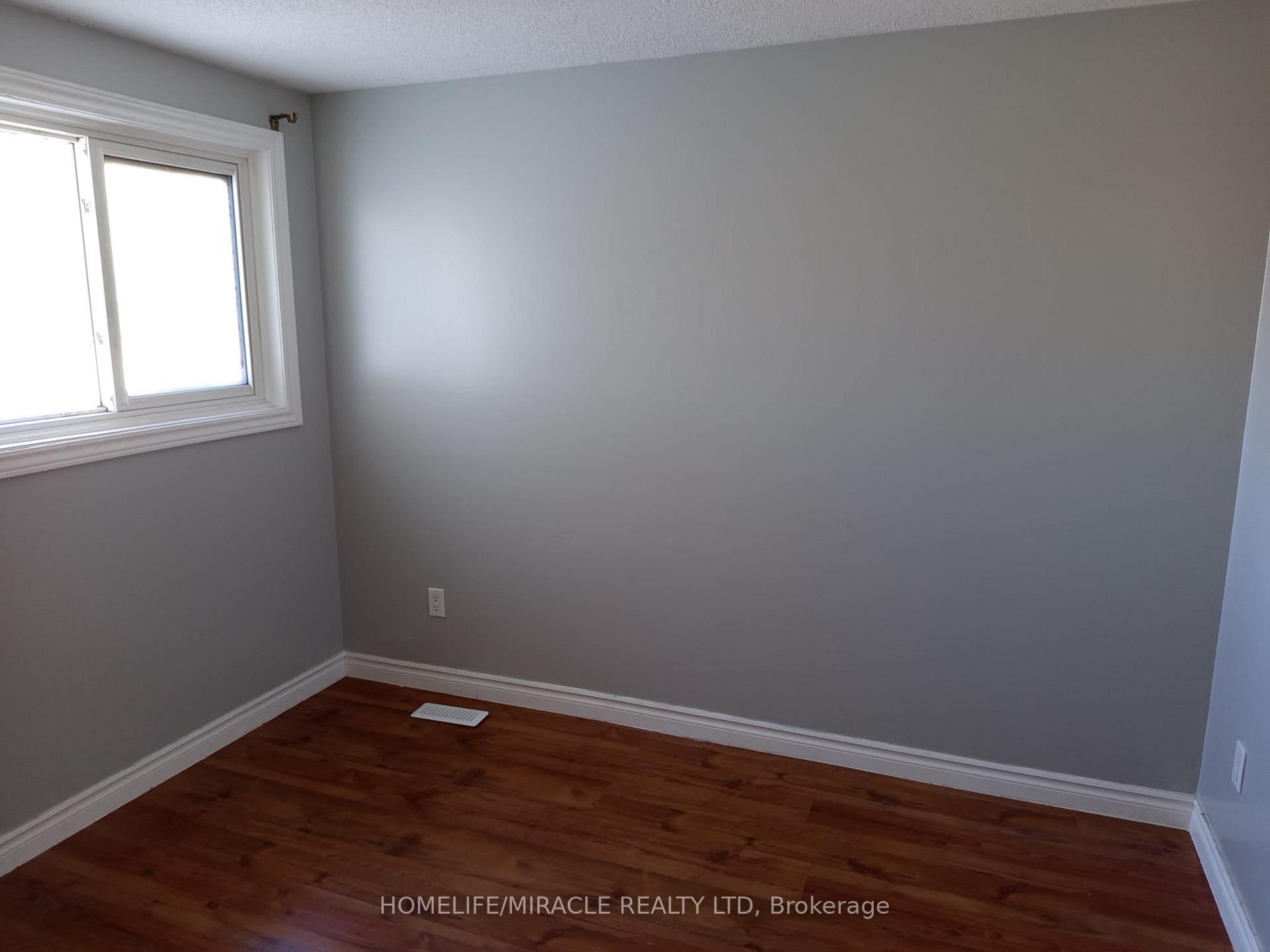 Photo 3 of 123 Mooregate Crescent, Kitchener, Victoria Hills — HOMEH