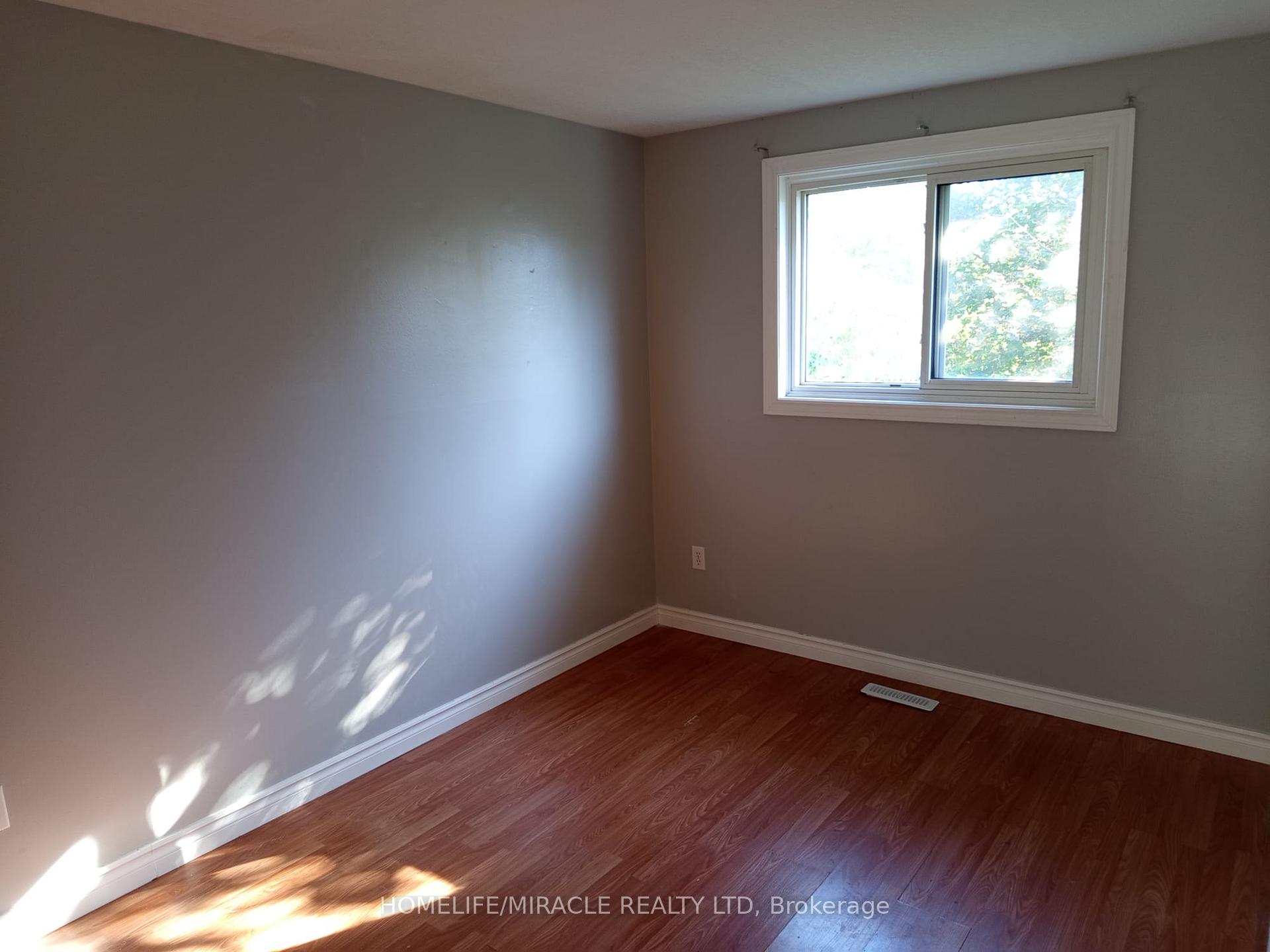 Photo 4 of 123 Mooregate Crescent, Kitchener, Victoria Hills — HOMEH