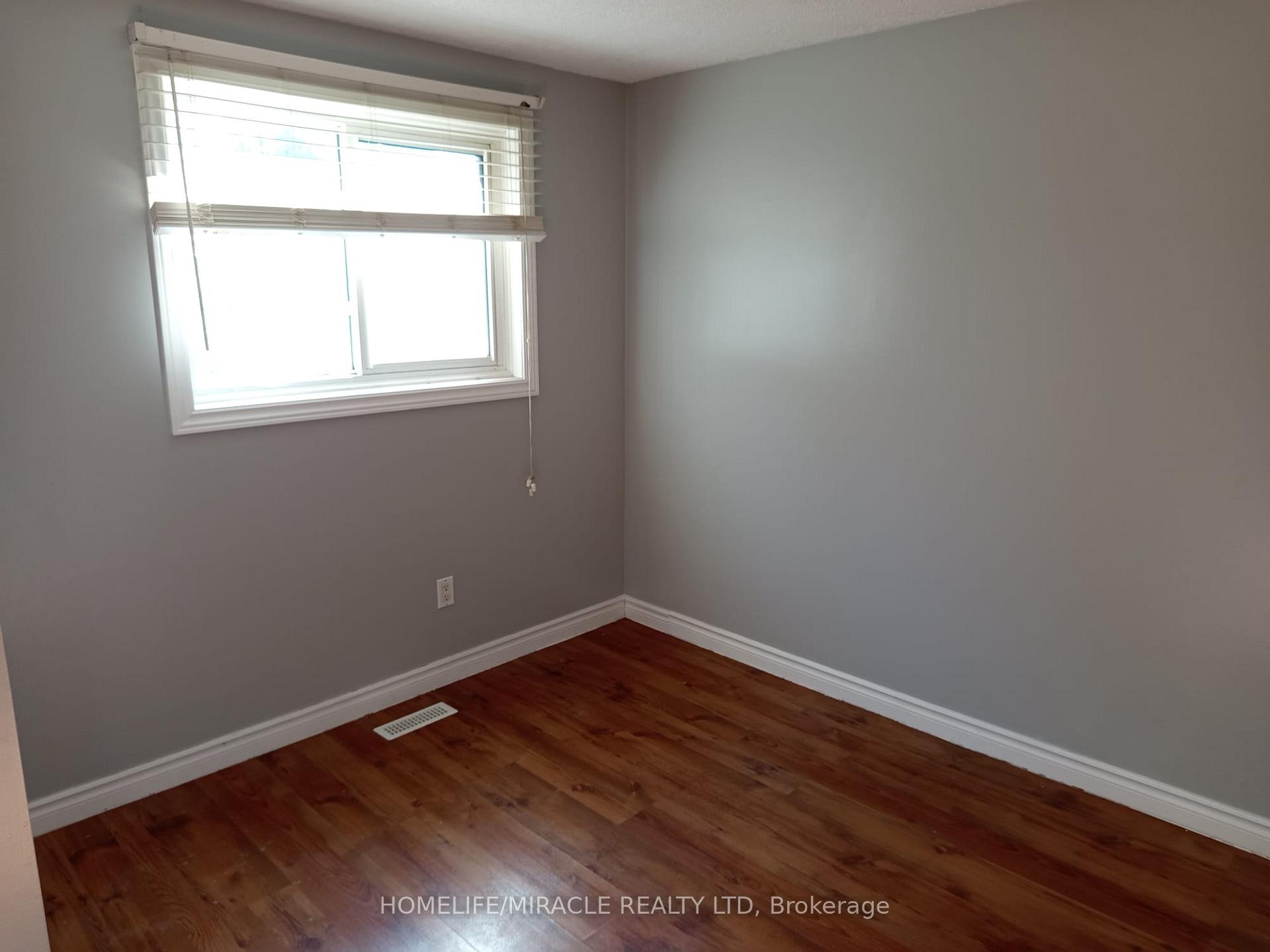 Photo 5 of 123 Mooregate Crescent, Kitchener, Victoria Hills — HOMEH