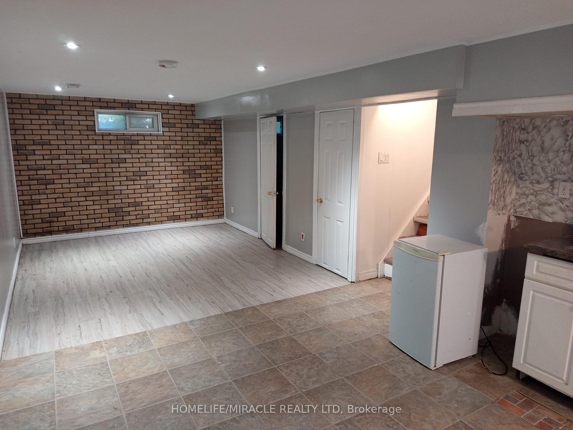 Photo 7 of 123 Mooregate Crescent, Kitchener, Victoria Hills — HOMEH