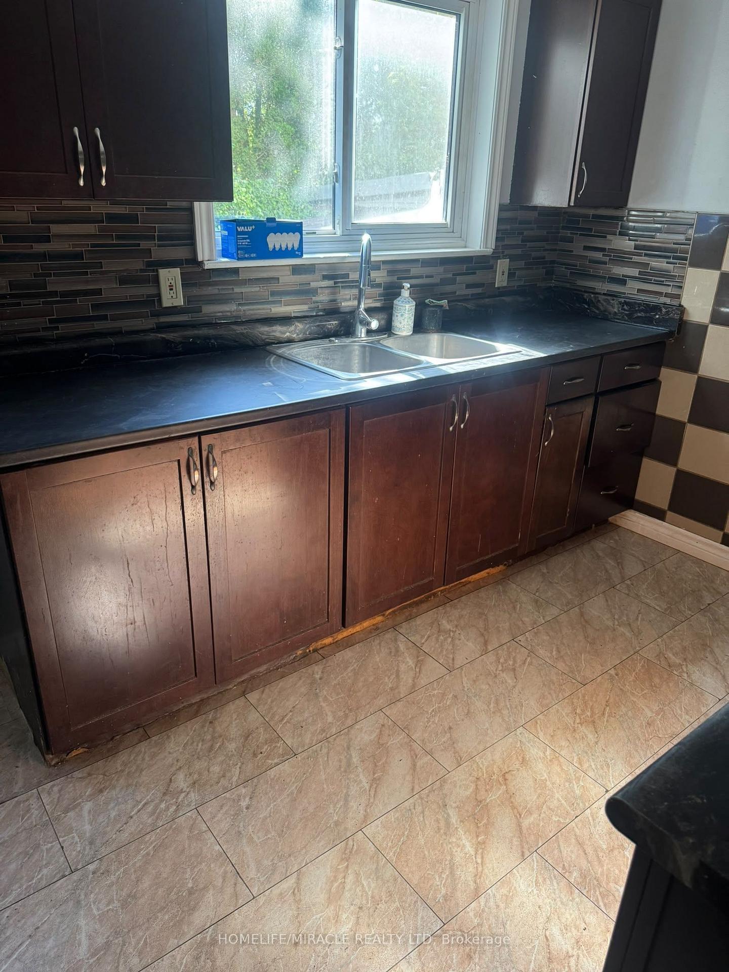 Photo 12 of 123 Mooregate Crescent, Kitchener, Victoria Hills — HOMEH