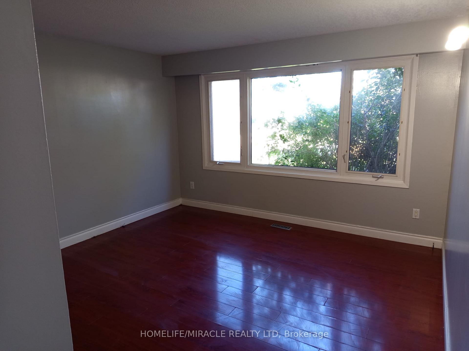 Photo 13 of 123 Mooregate Crescent, Kitchener, Victoria Hills — HOMEH