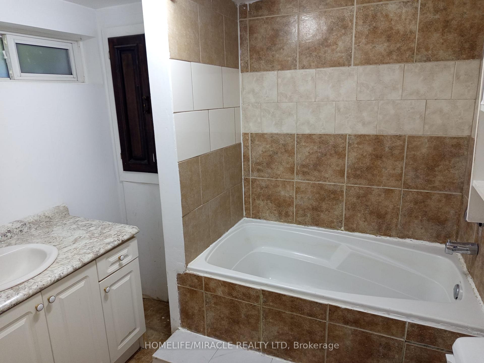 Photo 16 of 123 Mooregate Crescent, Kitchener, Victoria Hills — HOMEH