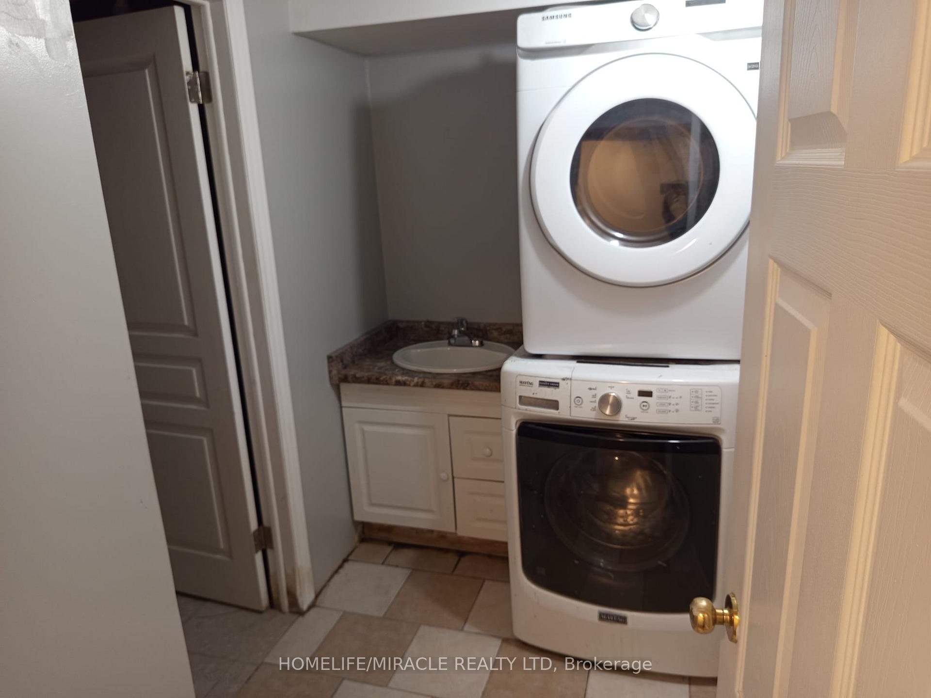 Photo 17 of 123 Mooregate Crescent, Kitchener, Victoria Hills — HOMEH
