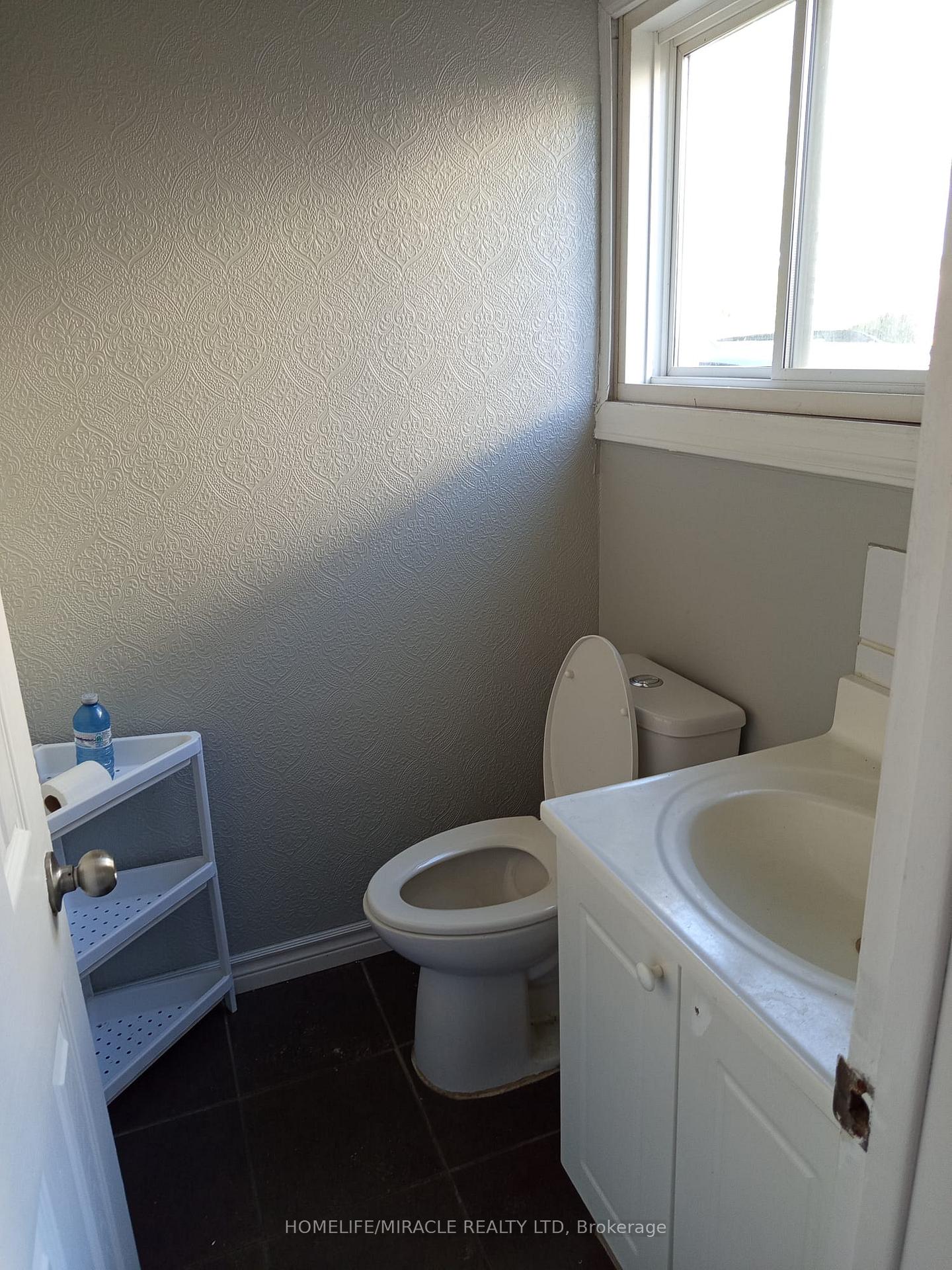Photo 18 of 123 Mooregate Crescent, Kitchener, Victoria Hills — HOMEH