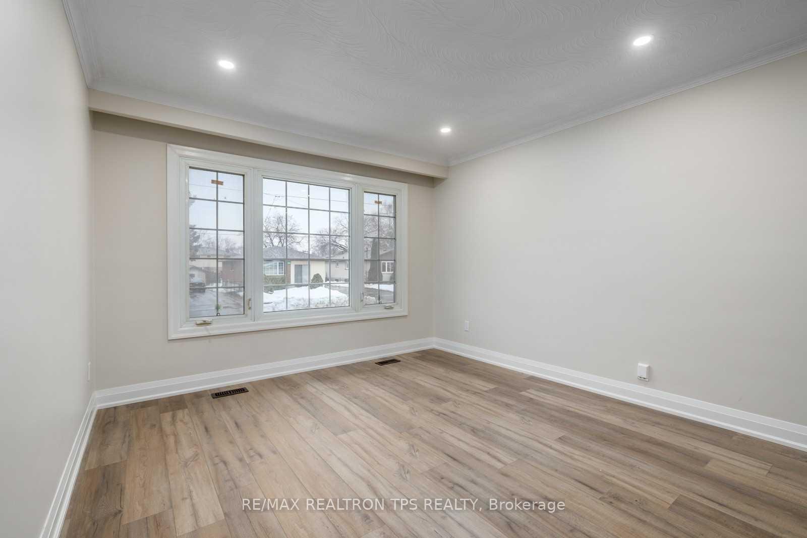 Photo 2 of 634 Athol Street E, Oshawa, Donevan — HOMEH