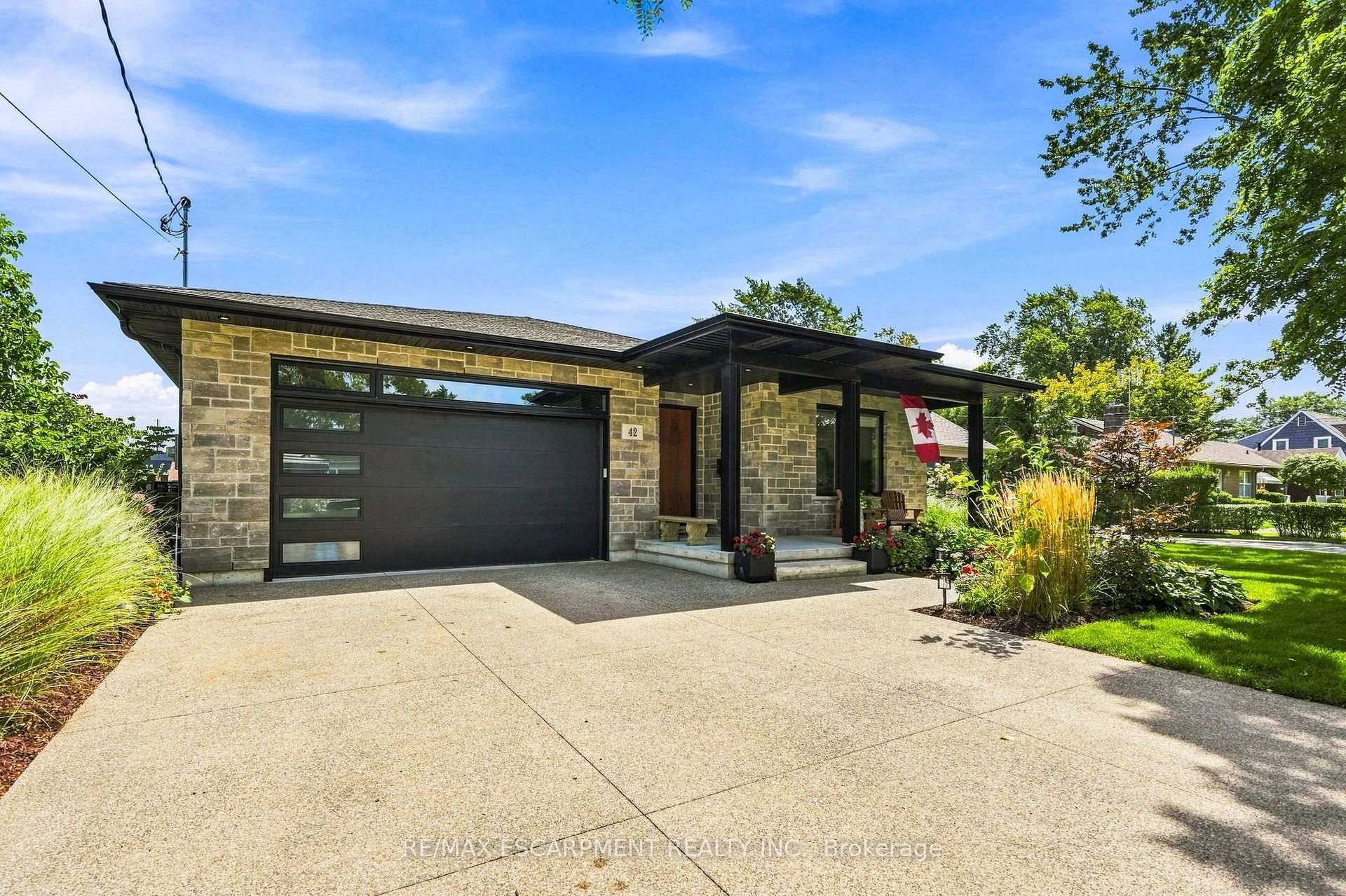 Photo 2 of 42 Carlton Avenue, Welland, N. Welland — HOMEH