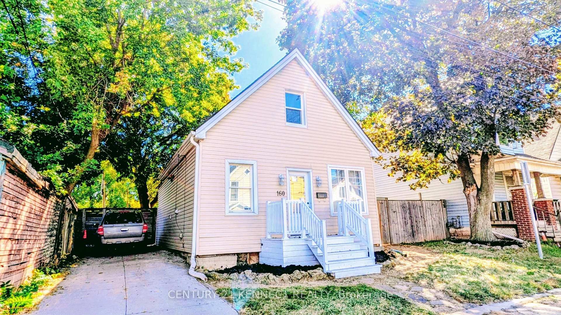 Photo of 160 Glendale Avenue N