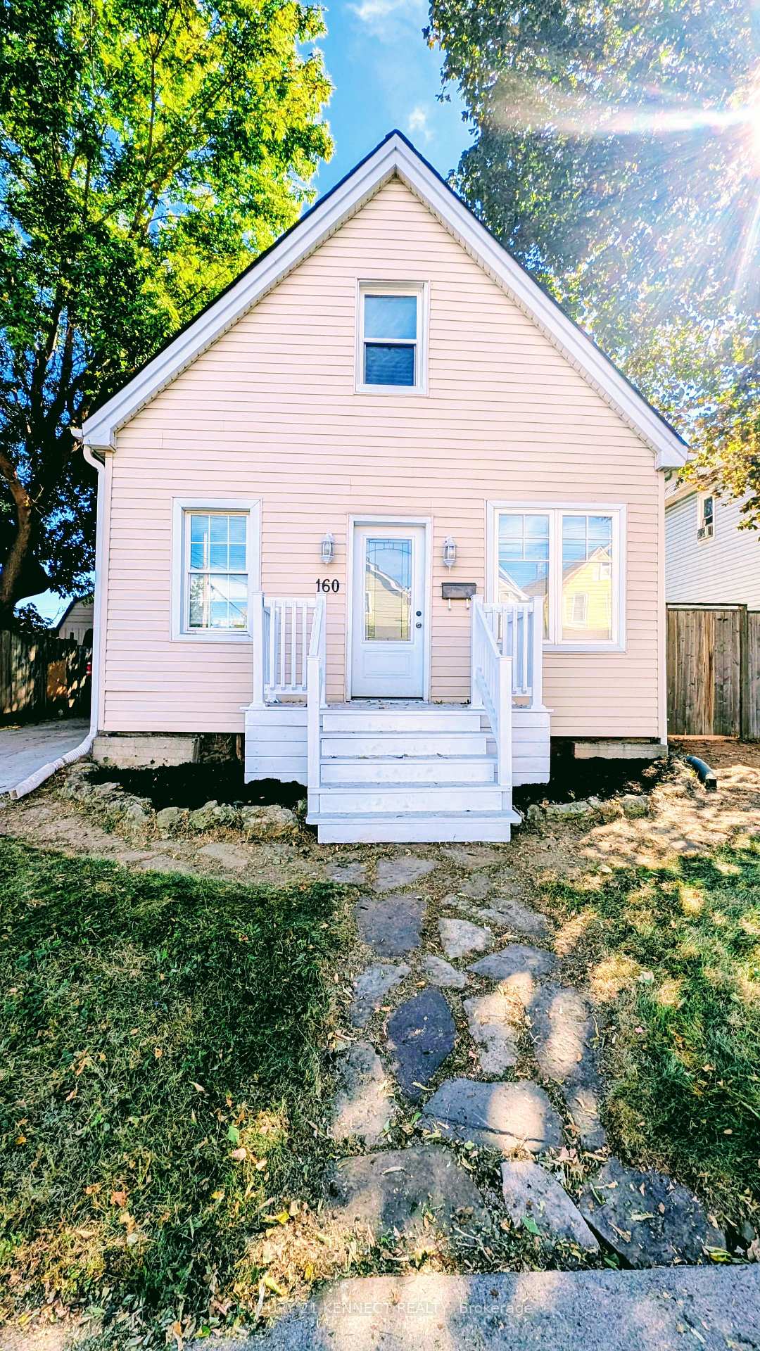Photo 3 of 160 Glendale Avenue N, Hamilton, Crown Point — HOMEH