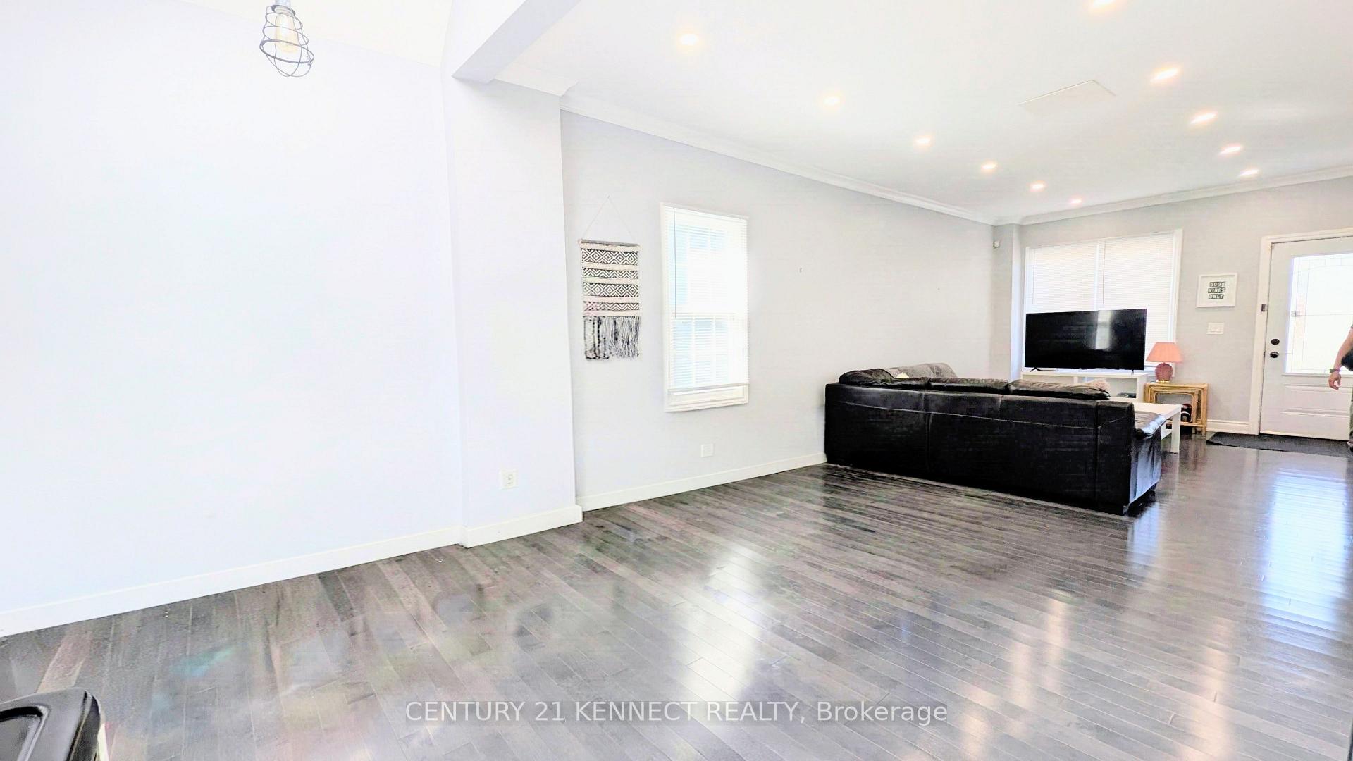 Photo 9 of 160 Glendale Avenue N, Hamilton, Crown Point — HOMEH