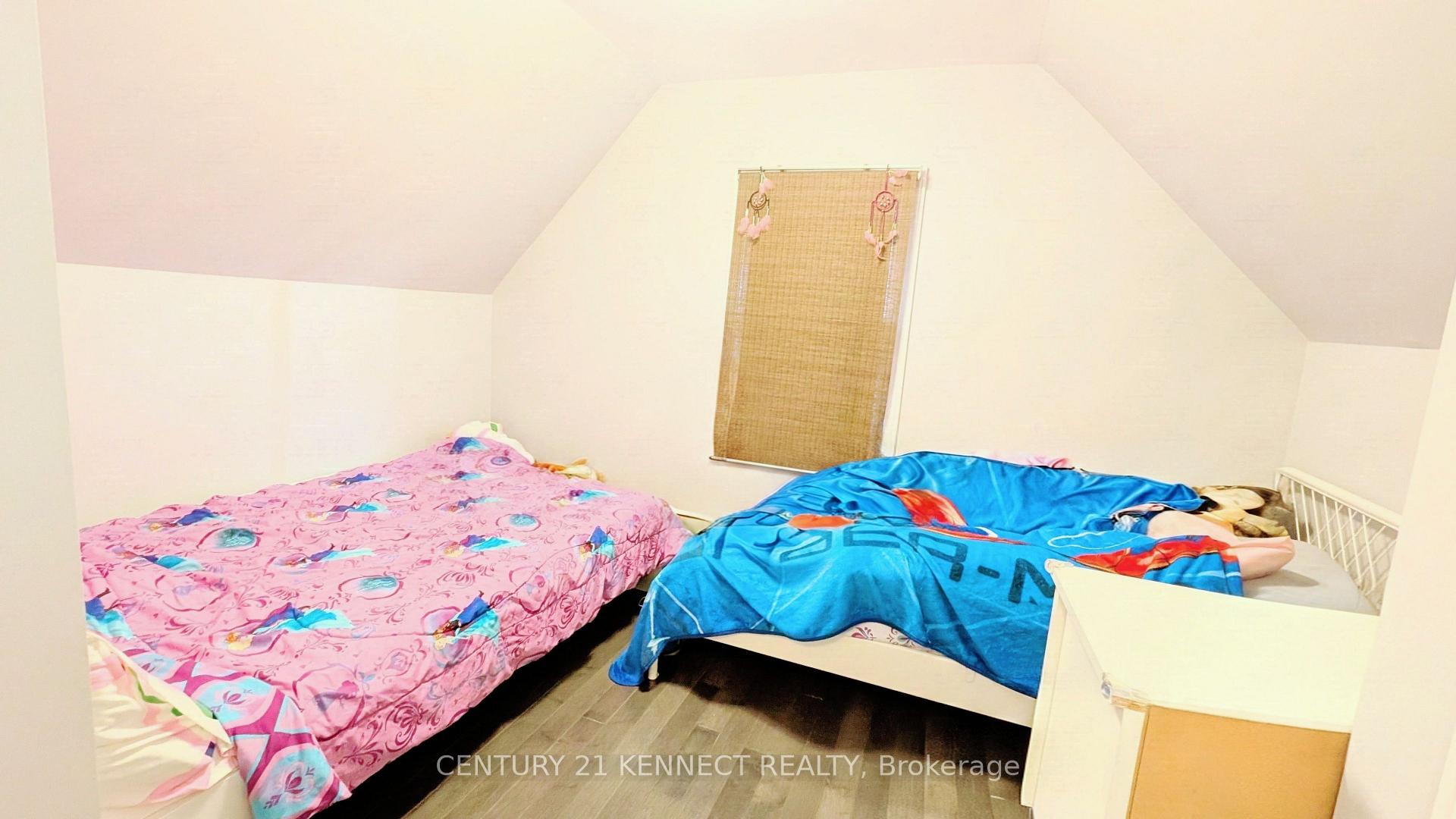 Photo 15 of 160 Glendale Avenue N, Hamilton, Crown Point — HOMEH
