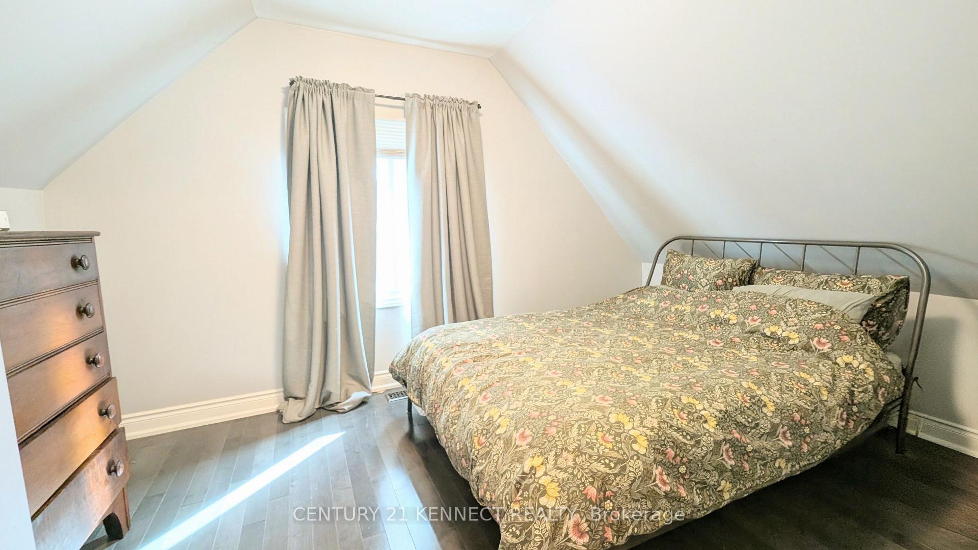 Photo 16 of 160 Glendale Avenue N, Hamilton, Crown Point — HOMEH
