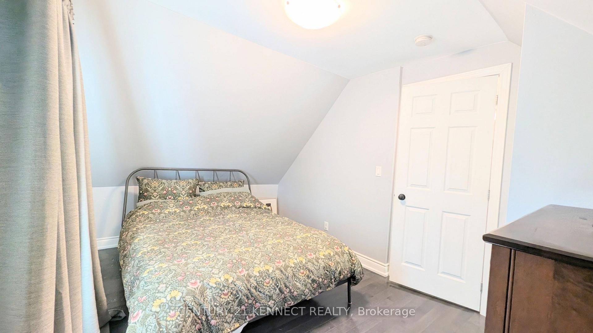 Photo 17 of 160 Glendale Avenue N, Hamilton, Crown Point — HOMEH