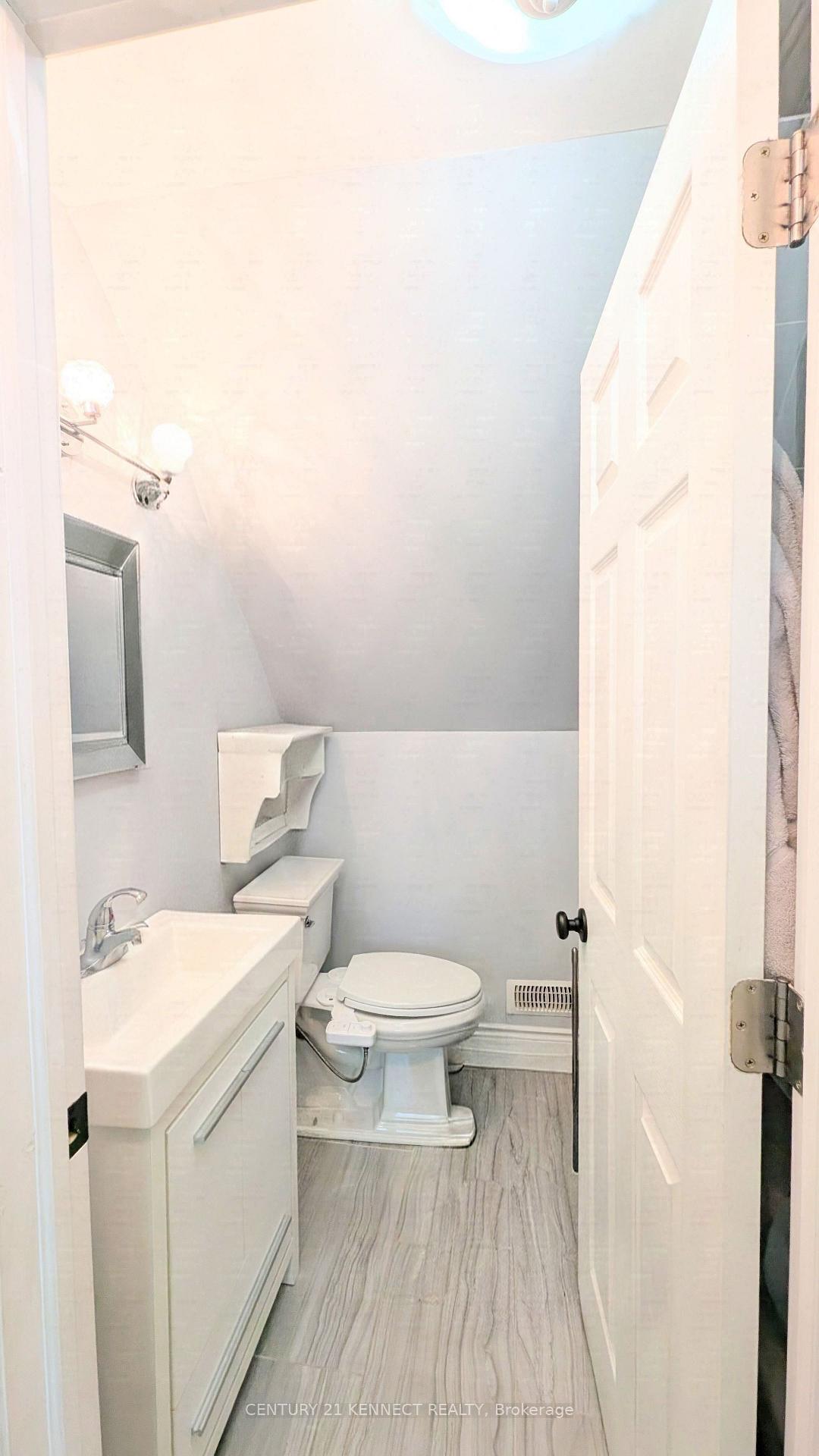 Photo 18 of 160 Glendale Avenue N, Hamilton, Crown Point — HOMEH