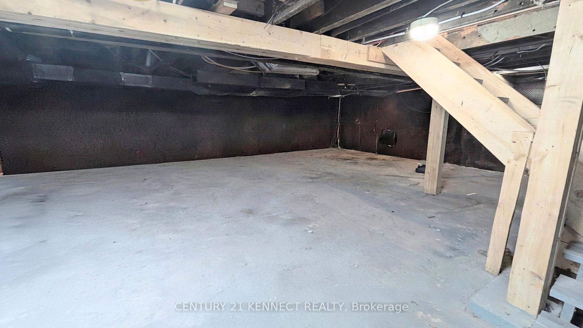 Photo 20 of 160 Glendale Avenue N, Hamilton, Crown Point — HOMEH