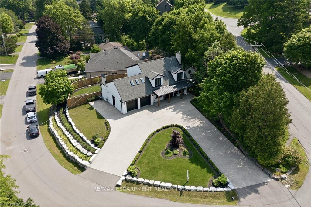 Photo 2 of 204 Fallingbrook Drive, Hamilton, Ancaster — HOMEH