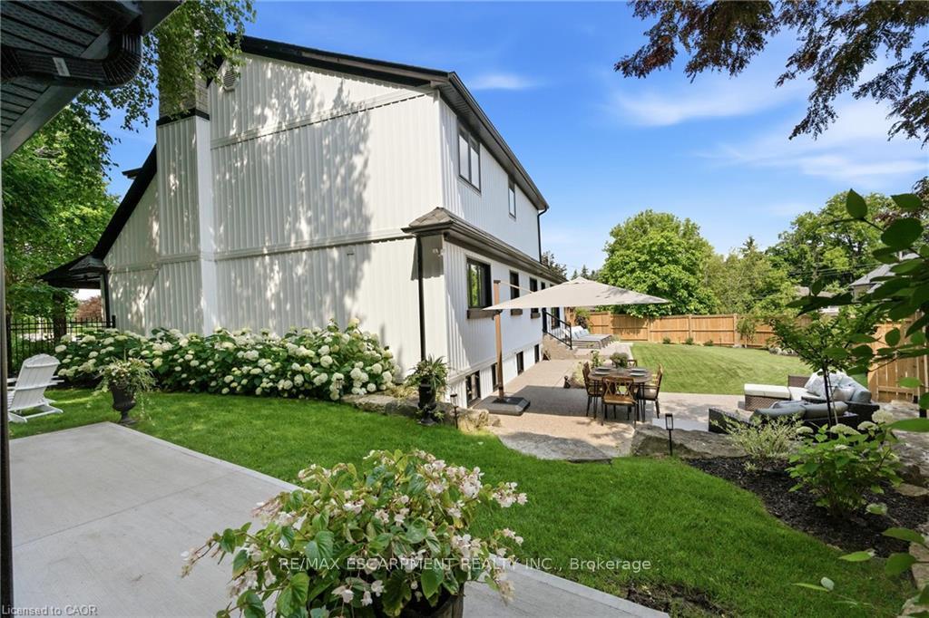 Photo 3 of 204 Fallingbrook Drive, Hamilton, Ancaster — HOMEH