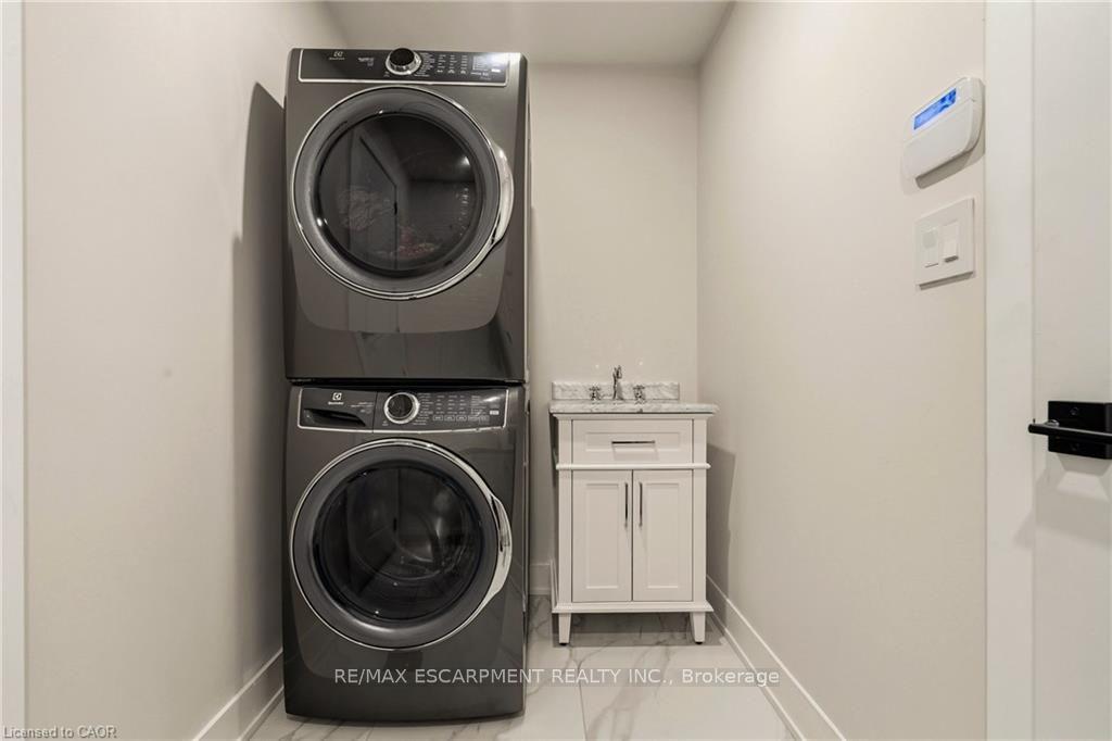 Photo 22 of 204 Fallingbrook Drive, Hamilton, Ancaster — HOMEH