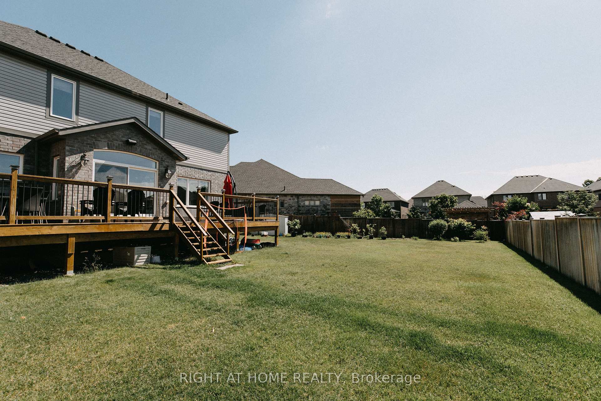 Photo 2 of 18 Joyce Crescent, Pelham, Fonthill — HOMEH