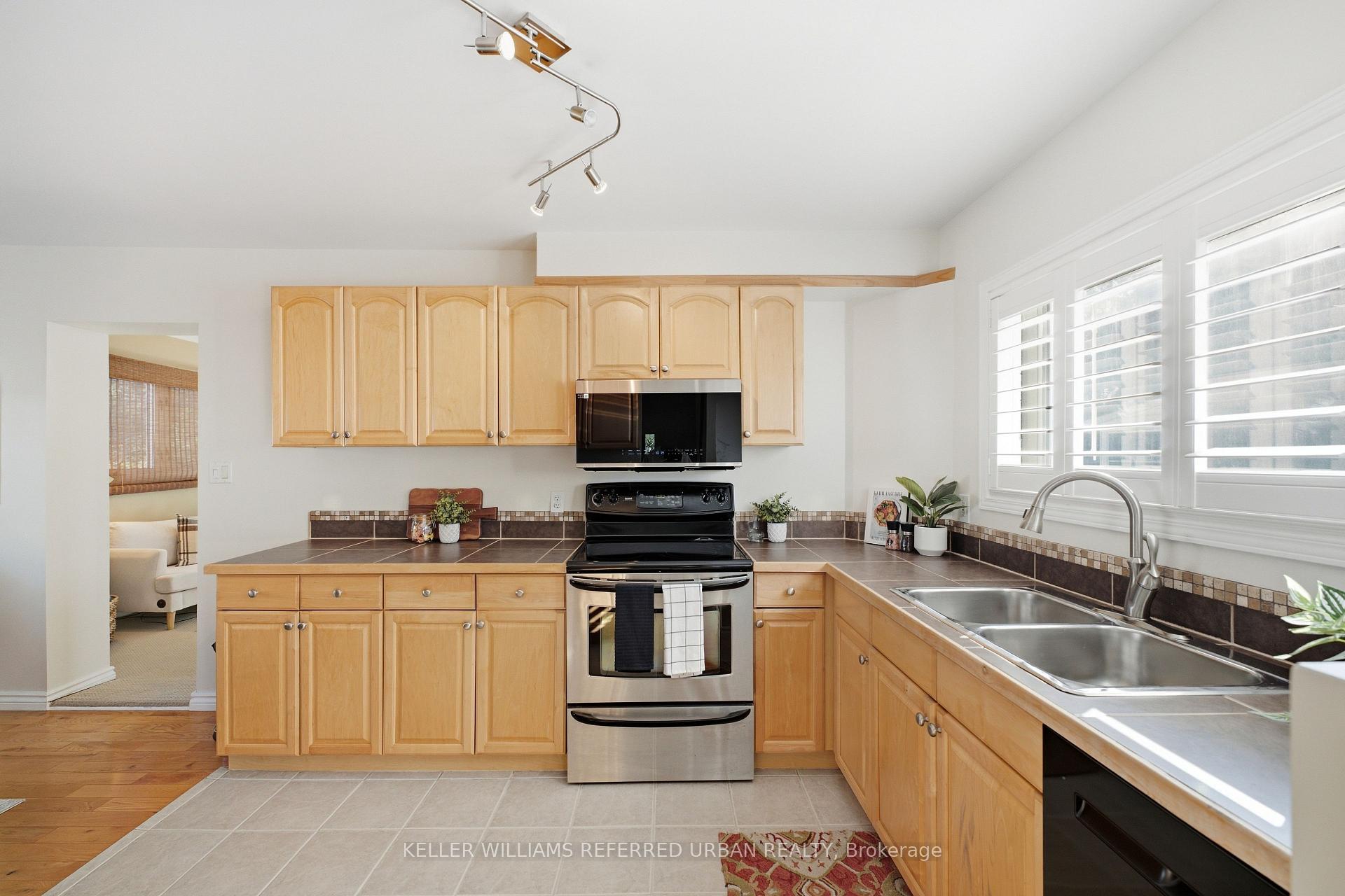 Photo 7 of 569 Masson Street, Oshawa, O'Neill — HOMEH