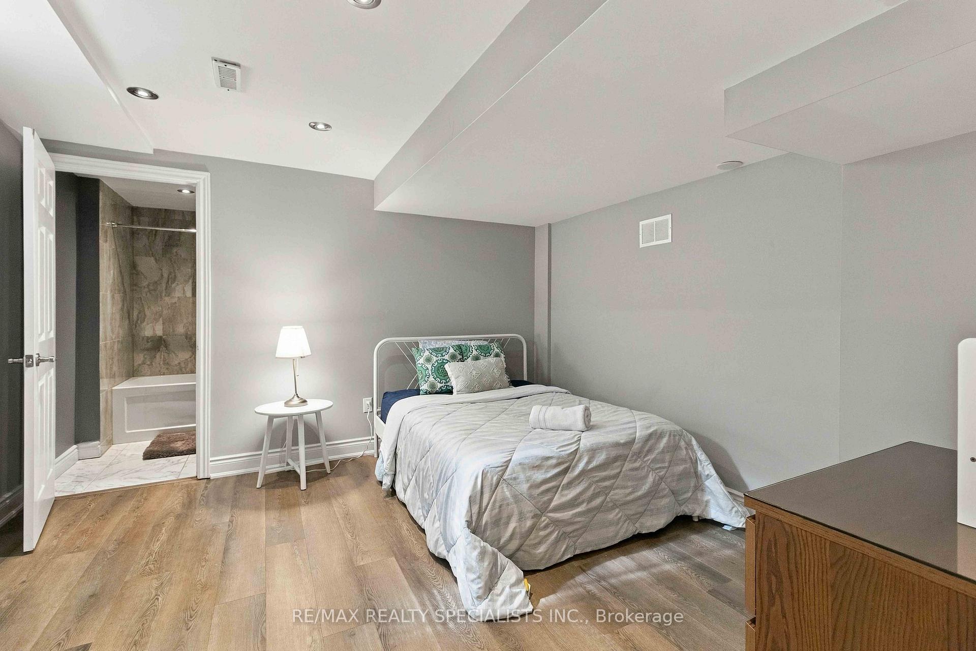 Photo 35 of 2255 Prince John Boulevard, Mississauga, Sheridan — HOMEH