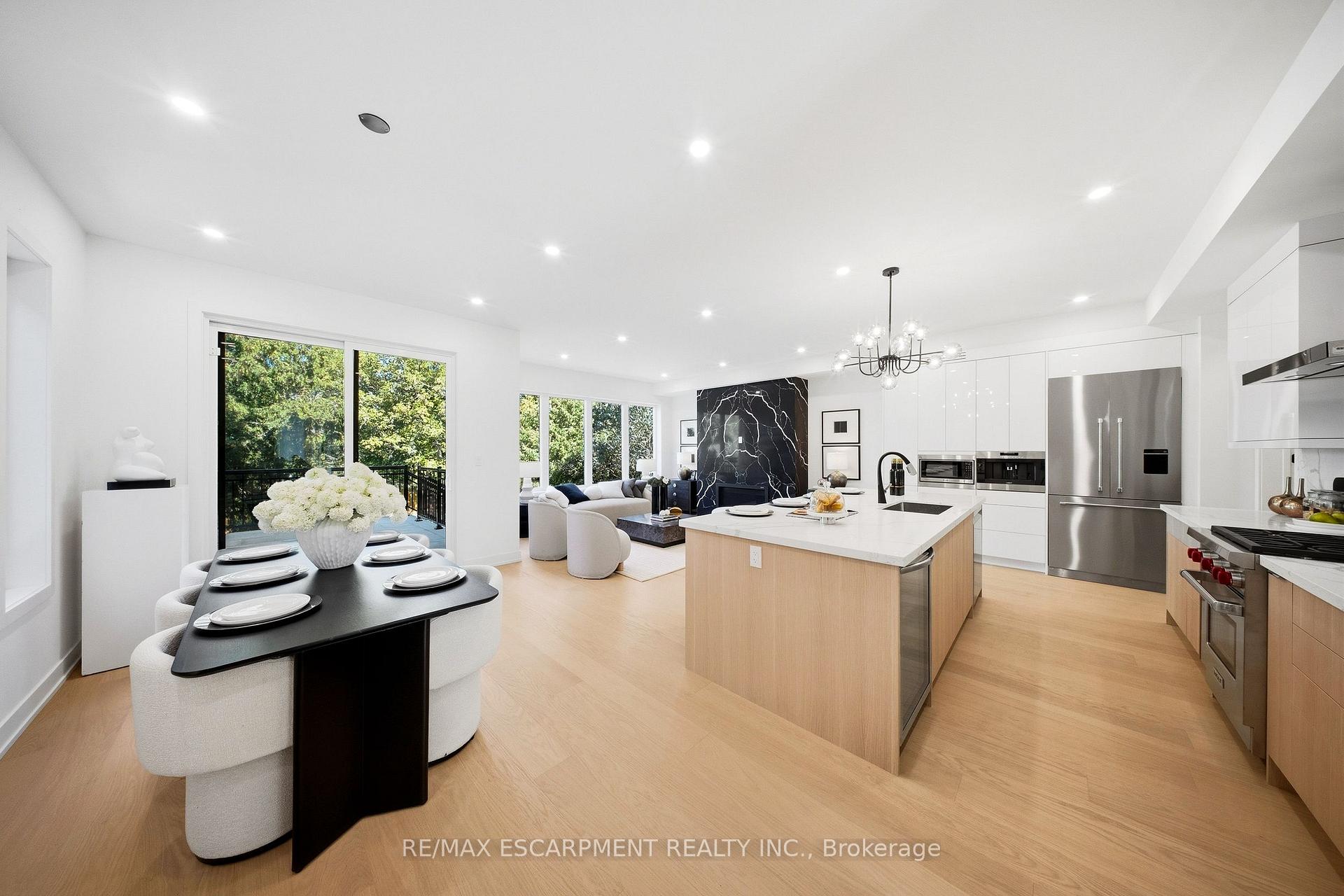 Photo 9 of 14 Kentroyal Drive, Etobicoke, Edenbridge-Humber Valley — HOMEH
