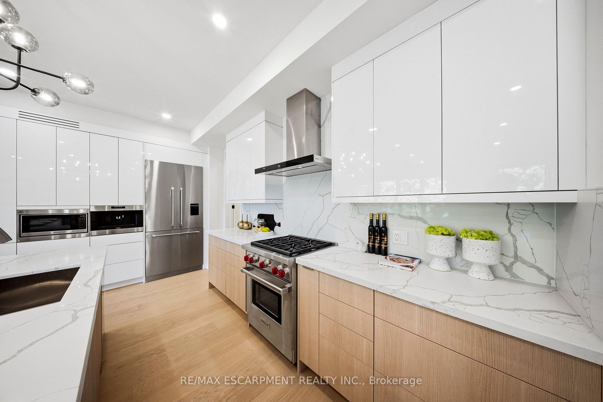 Photo 10 of 14 Kentroyal Drive, Etobicoke, Edenbridge-Humber Valley — HOMEH