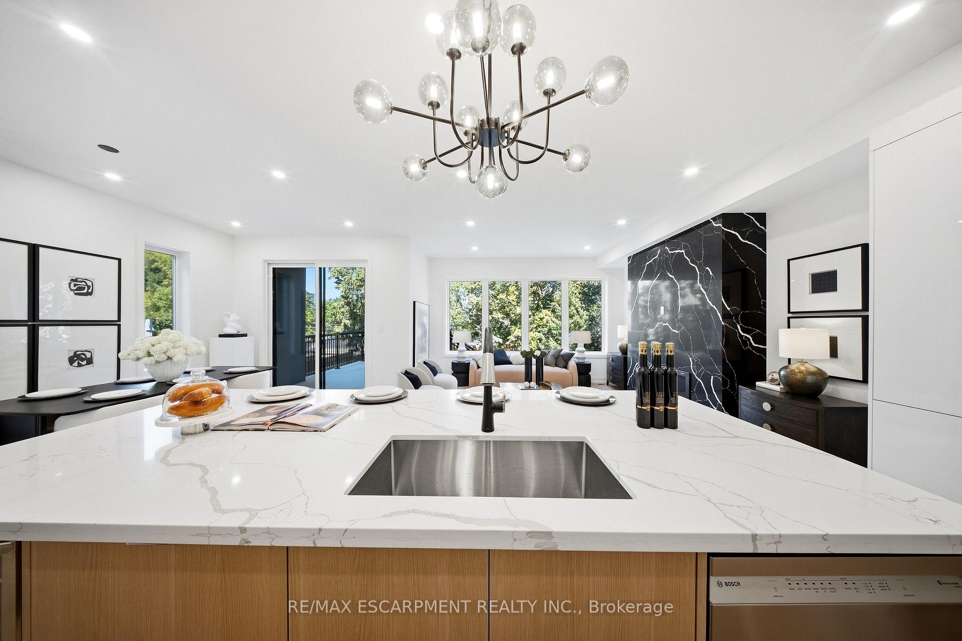 Photo 11 of 14 Kentroyal Drive, Etobicoke, Edenbridge-Humber Valley — HOMEH