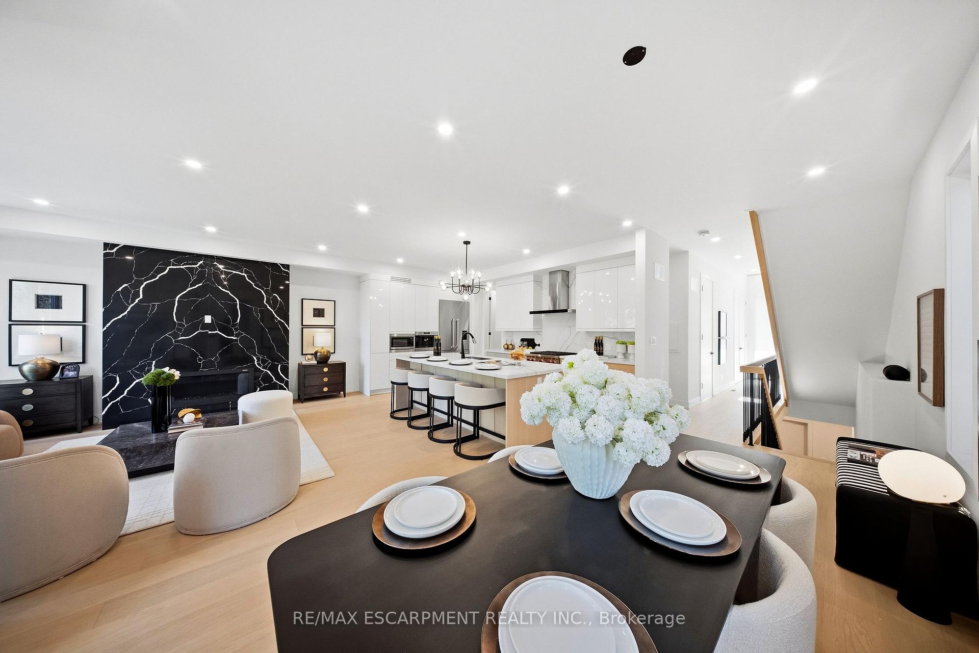 Photo 18 of 14 Kentroyal Drive, Etobicoke, Edenbridge-Humber Valley — HOMEH