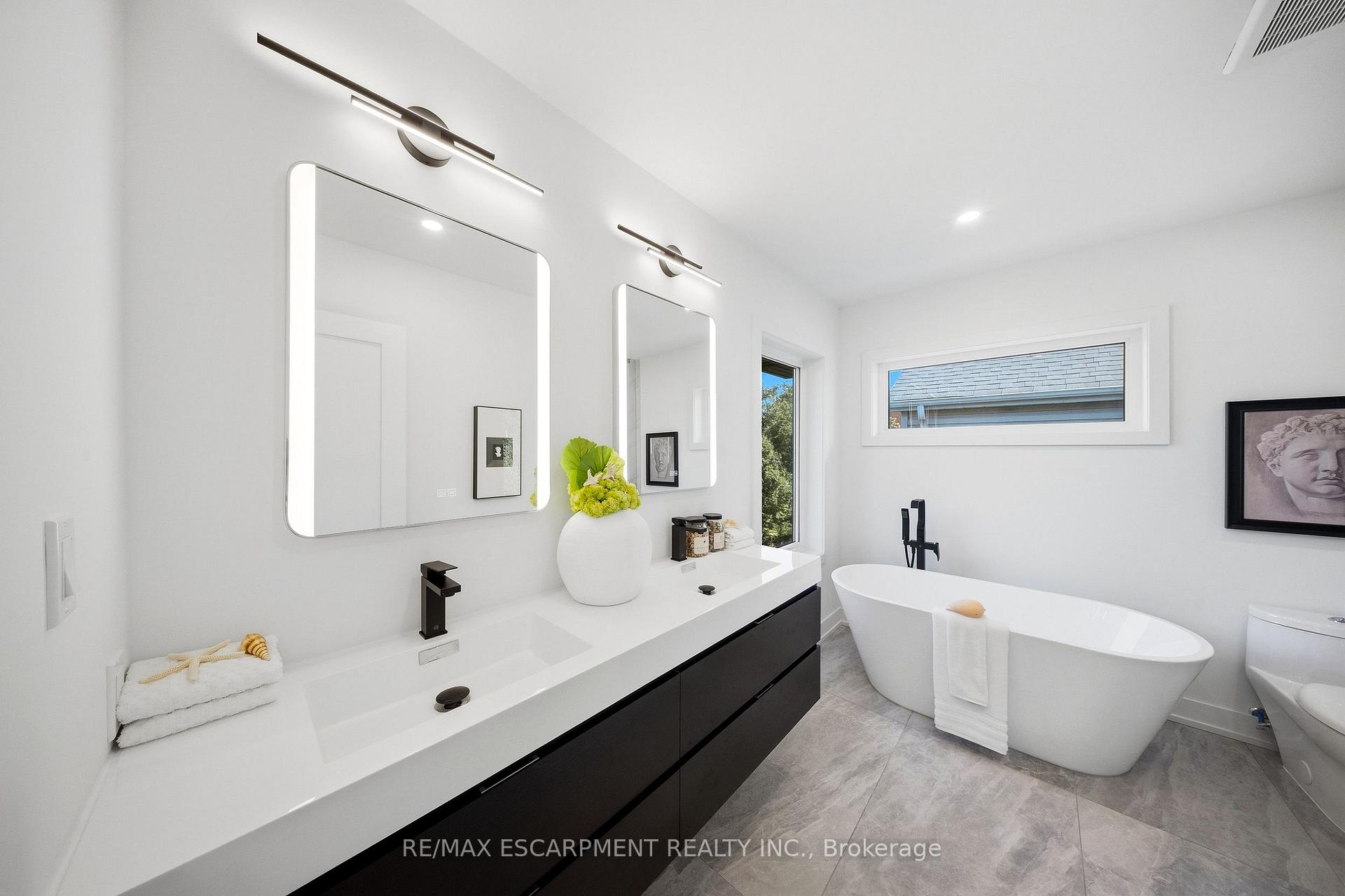 Photo 27 of 14 Kentroyal Drive, Etobicoke, Edenbridge-Humber Valley — HOMEH