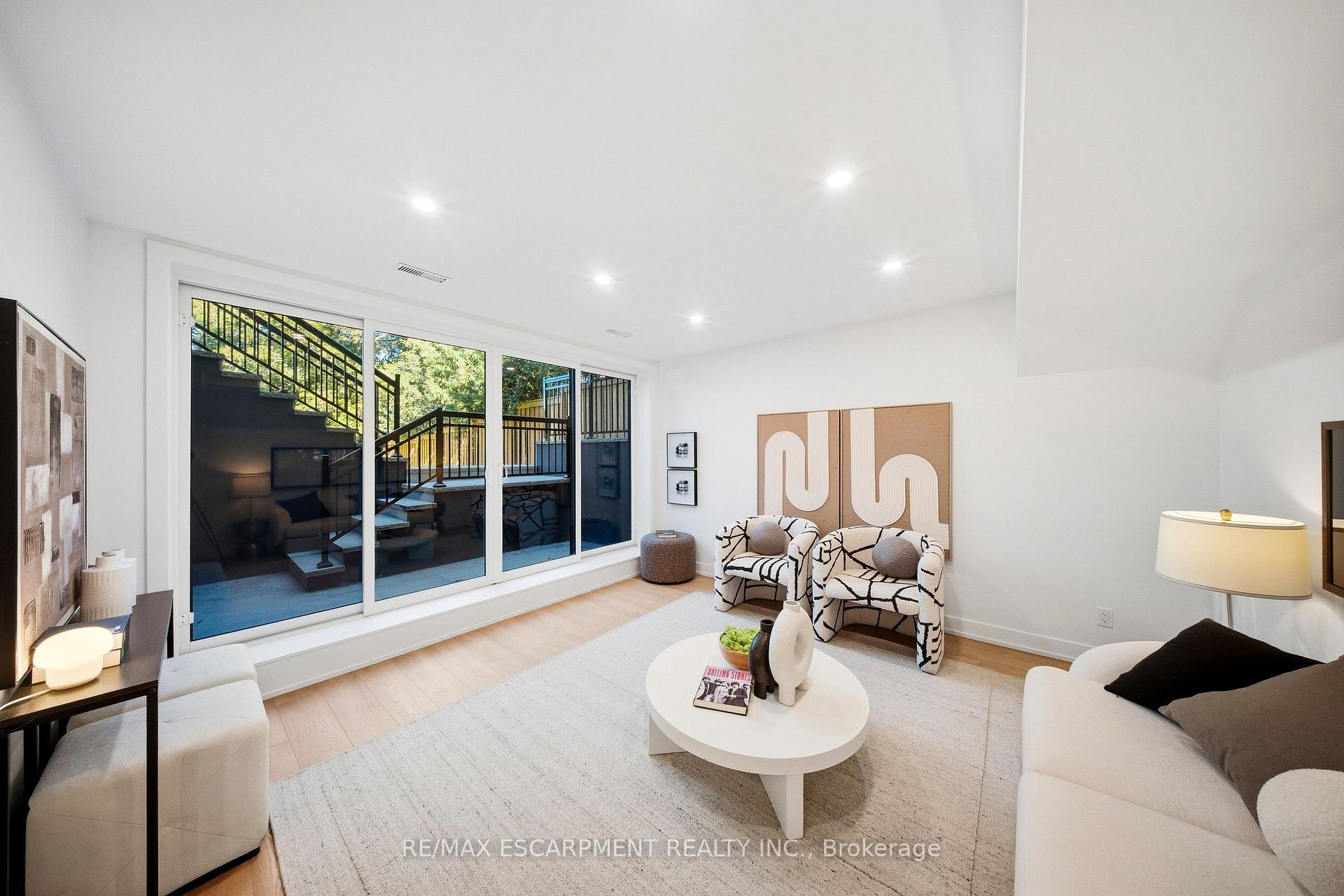 Photo 33 of 14 Kentroyal Drive, Etobicoke, Edenbridge-Humber Valley — HOMEH