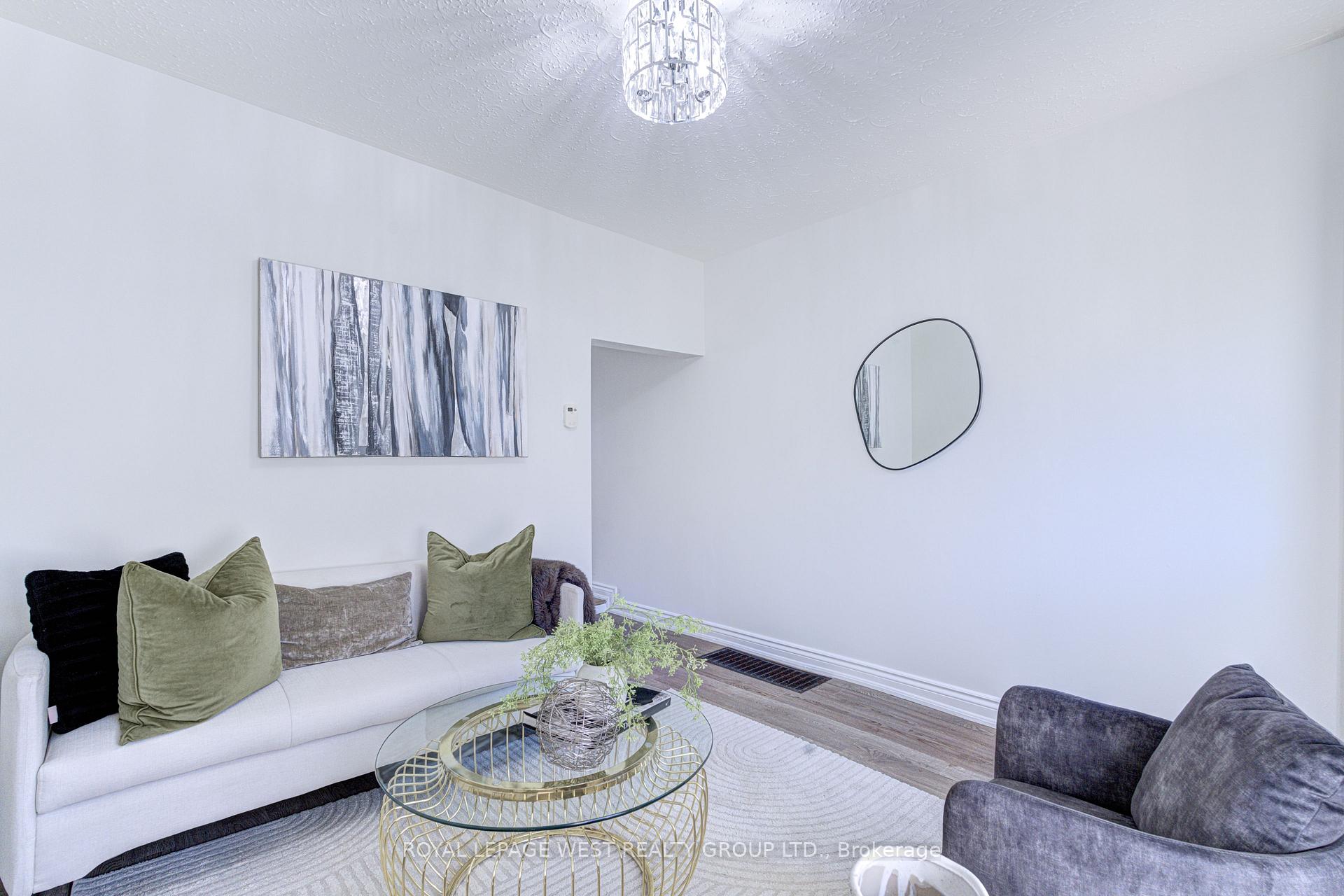 Photo 4 of 44 Fisher Street, Toronto, Little Portugal — HOMEH