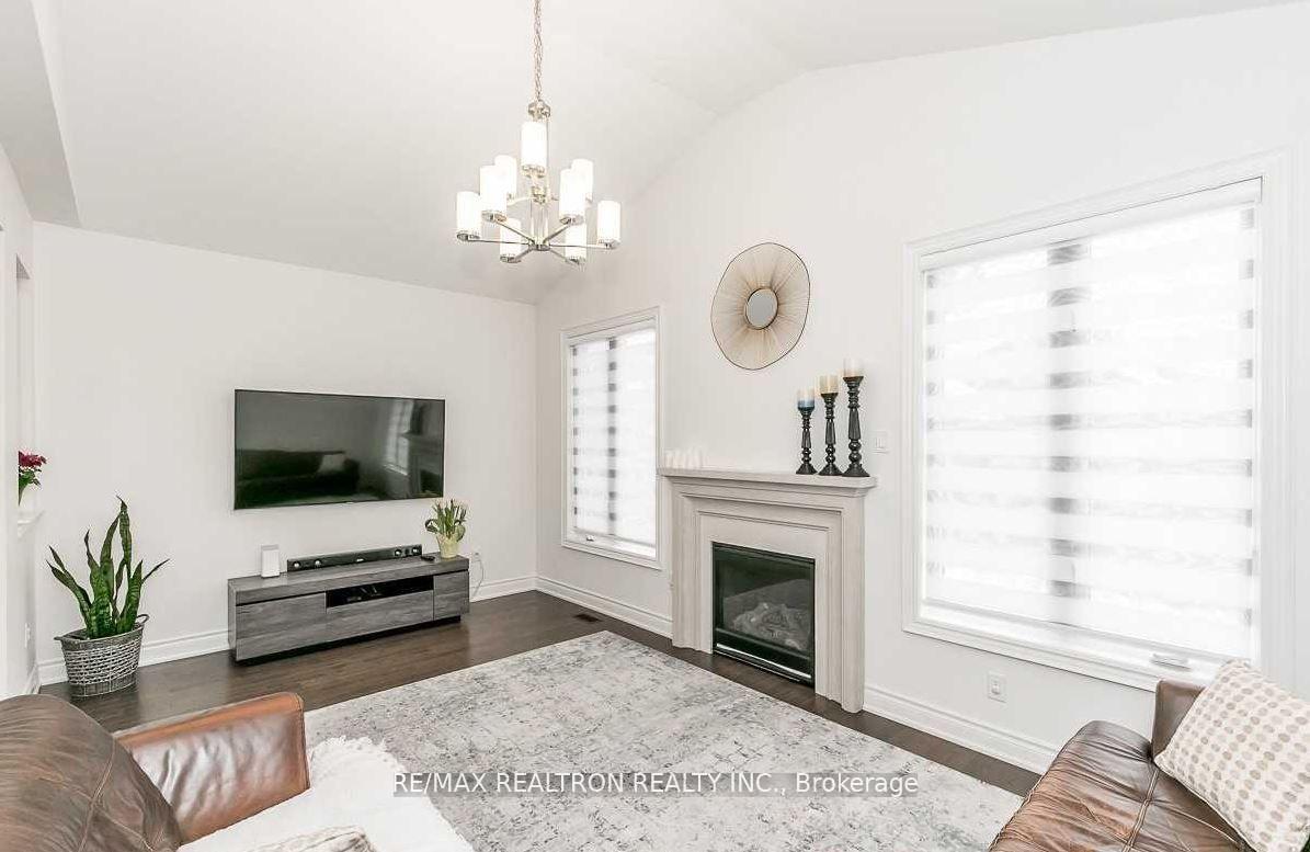 Photo 4 of 17 Larkfield Crescent, East Gwillimbury, Sharon — HOMEH