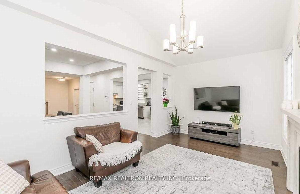 Photo 5 of 17 Larkfield Crescent, East Gwillimbury, Sharon — HOMEH