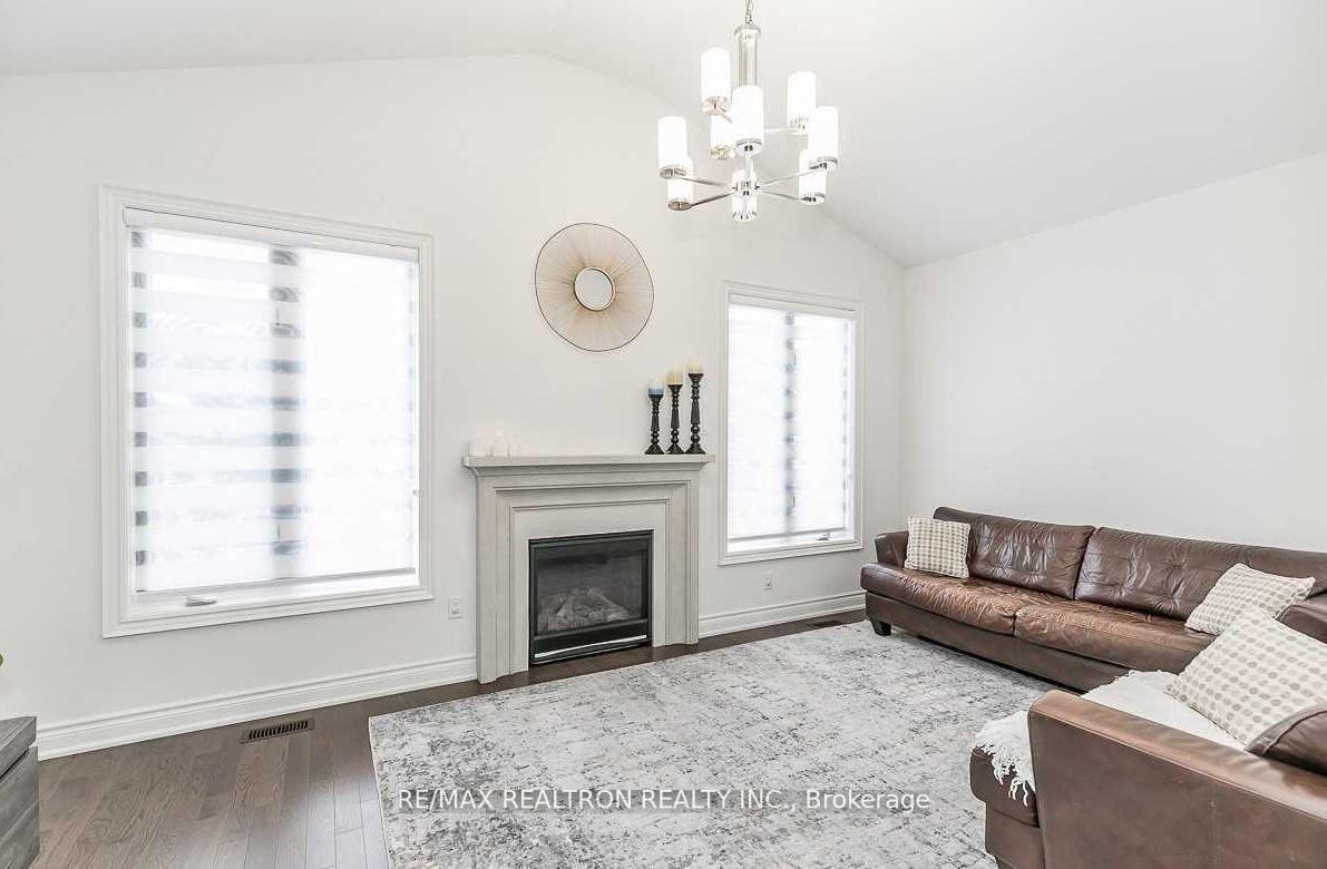 Photo 6 of 17 Larkfield Crescent, East Gwillimbury, Sharon — HOMEH