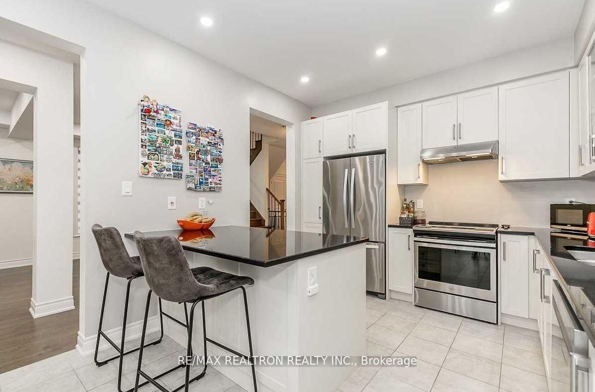 Photo 11 of 17 Larkfield Crescent, East Gwillimbury, Sharon — HOMEH
