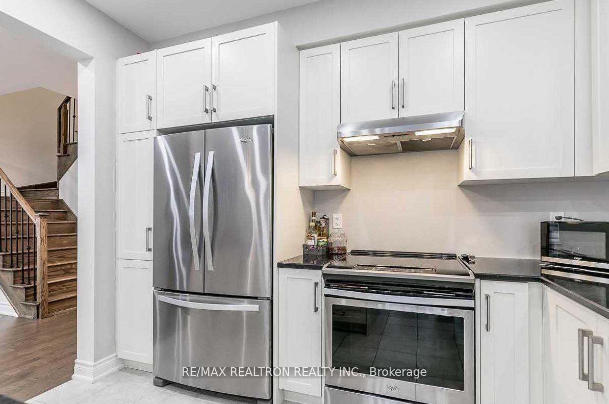 Photo 12 of 17 Larkfield Crescent, East Gwillimbury, Sharon — HOMEH