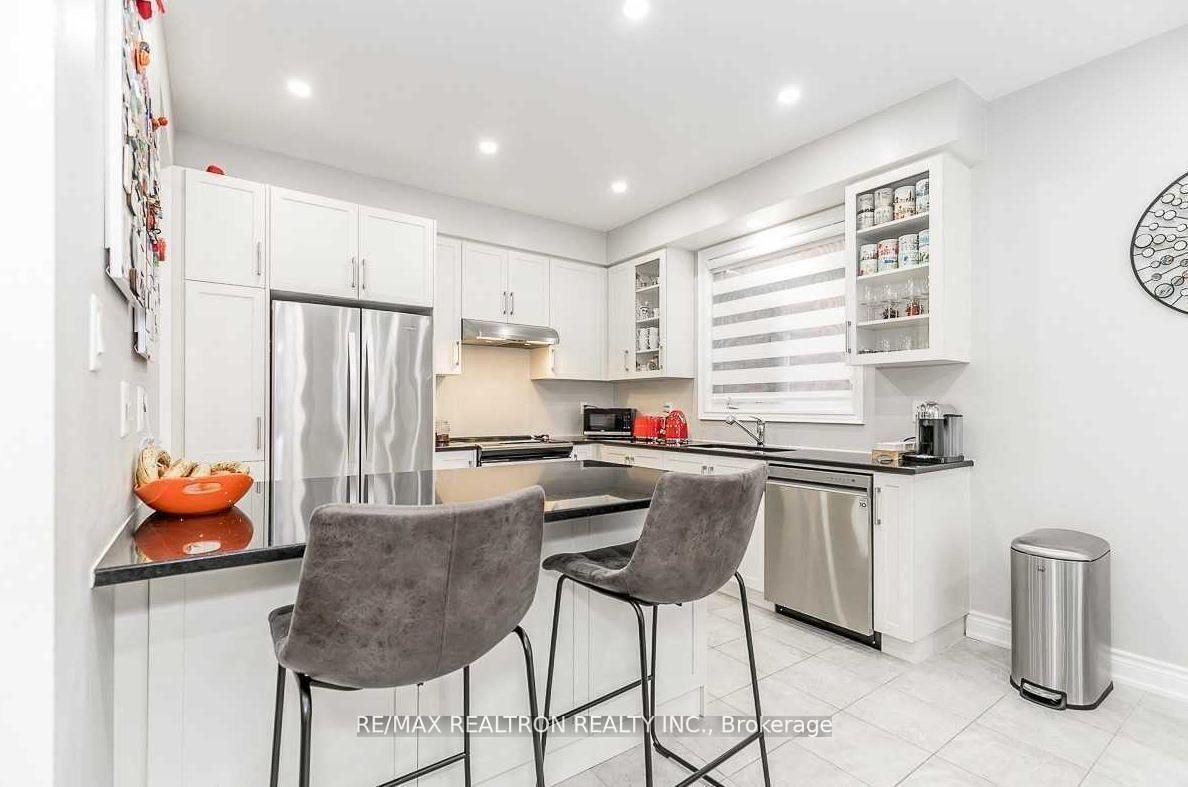 Photo 14 of 17 Larkfield Crescent, East Gwillimbury, Sharon — HOMEH