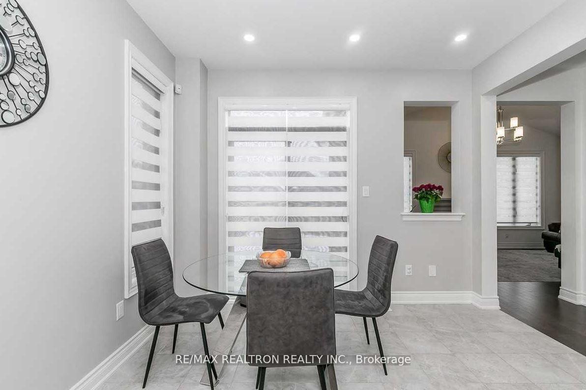 Photo 18 of 17 Larkfield Crescent, East Gwillimbury, Sharon — HOMEH