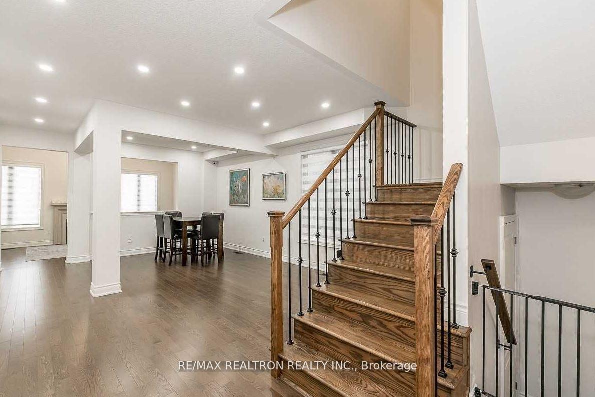 Photo 19 of 17 Larkfield Crescent, East Gwillimbury, Sharon — HOMEH