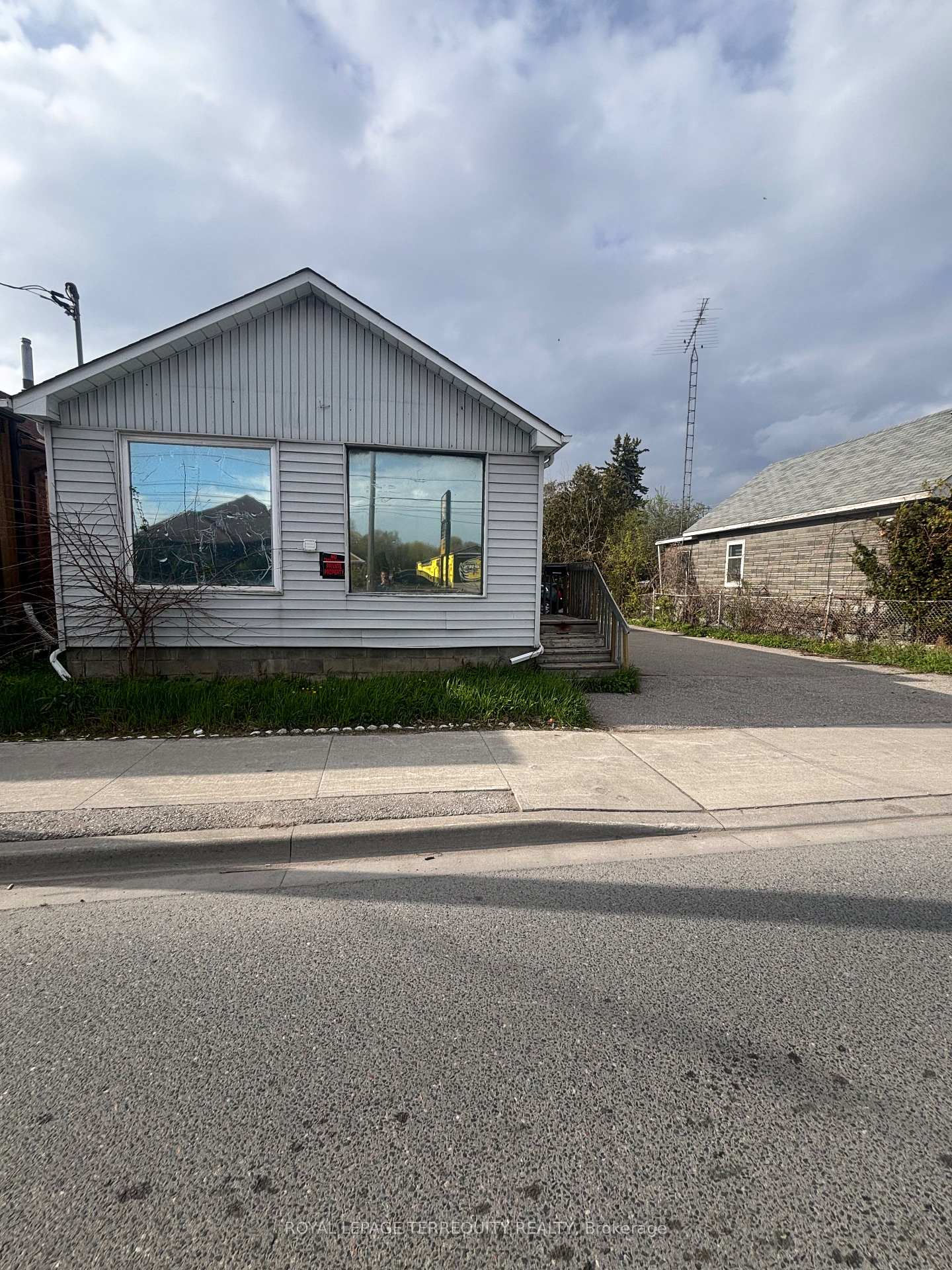 Photo of 252 Bloor Street E