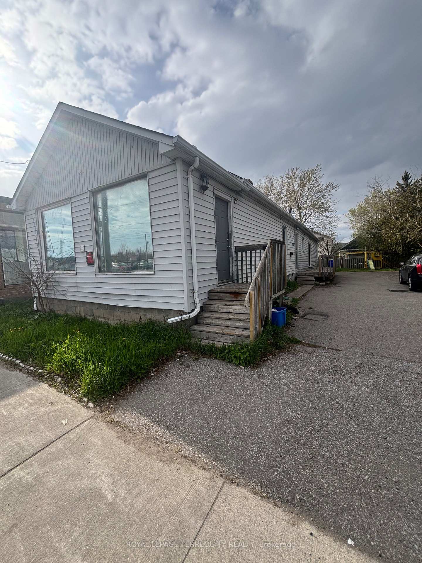 Photo 2 of 252 Bloor Street E, Oshawa, Lakeview — HOMEH