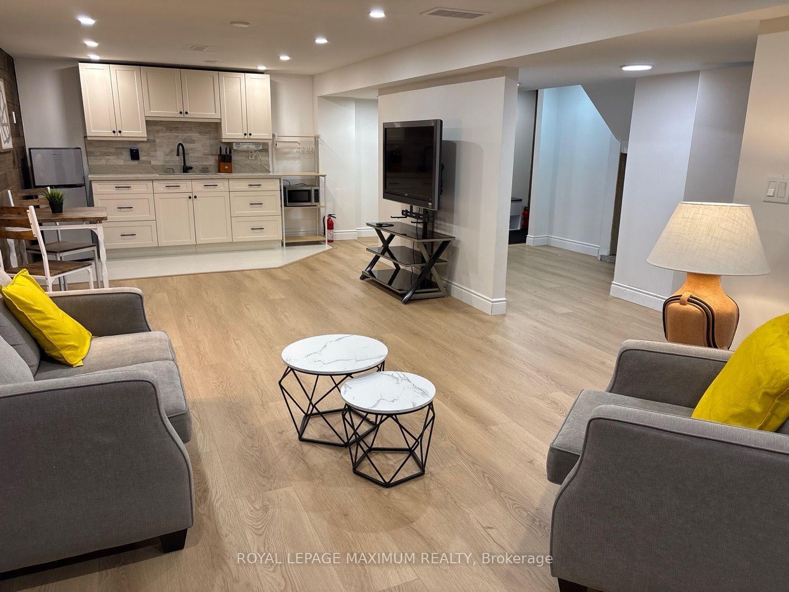 Photo 3 of 18 Richland Crescent, Etobicoke, Eringate-Centennial-West Deane — HOMEH