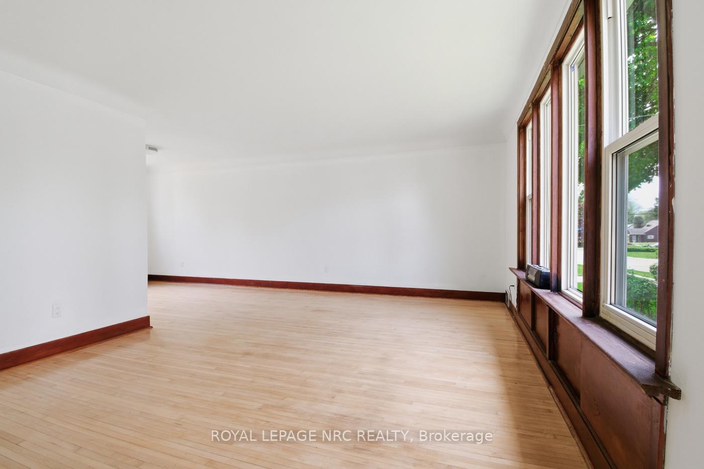 Photo 2 of 6010 Carlton Avenue, Niagara Falls, Dorchester — HOMEH