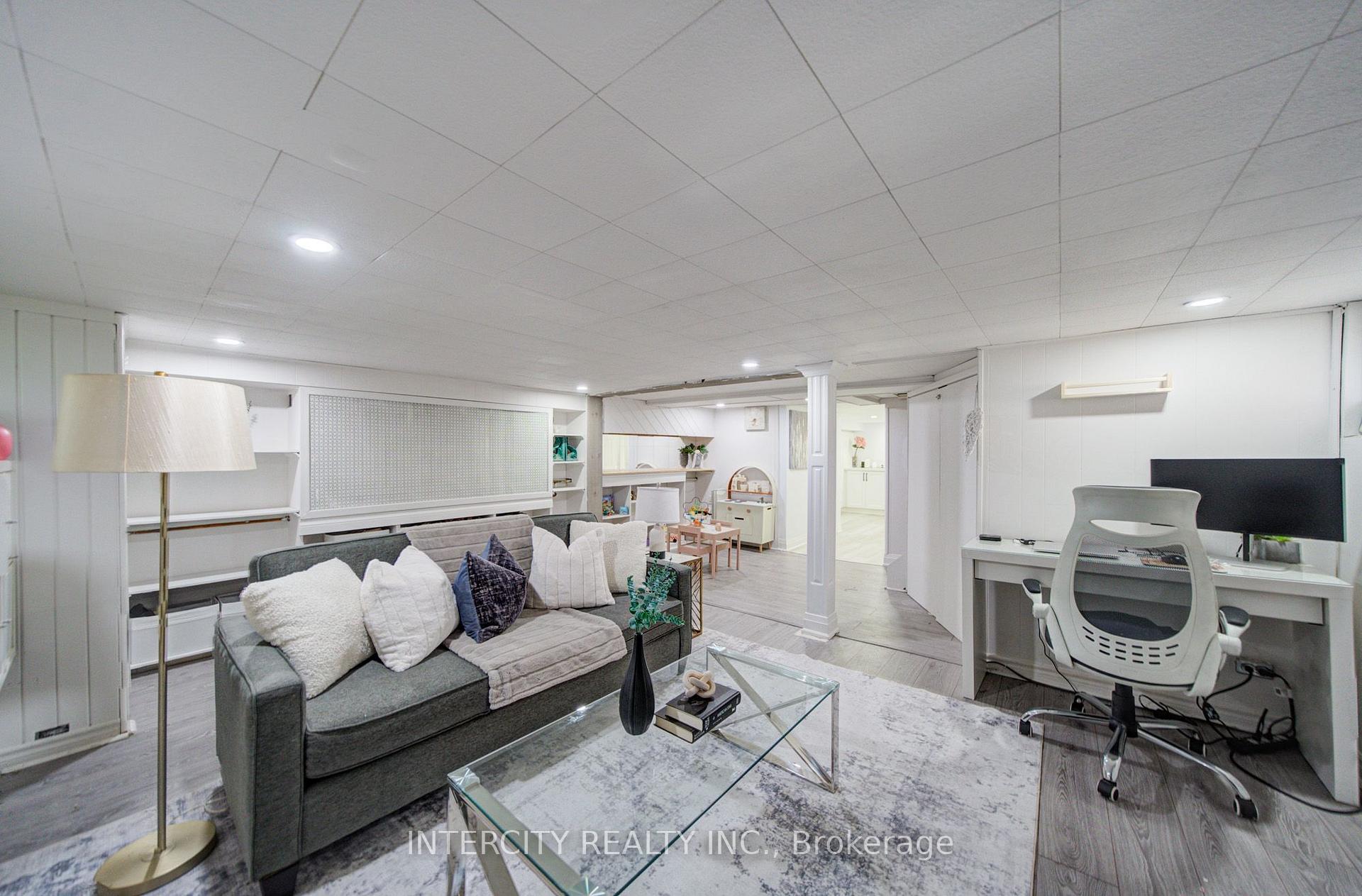 Photo 3 of 256 Blantyre Avenue, Scarborough, Birchcliffe-Cliffside — HOMEH