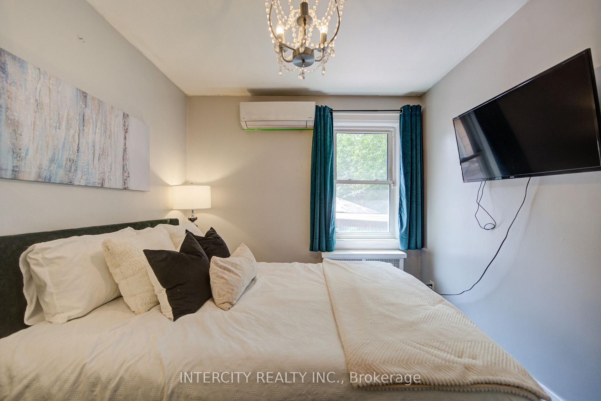Photo 15 of 256 Blantyre Avenue, Scarborough, Birchcliffe-Cliffside — HOMEH