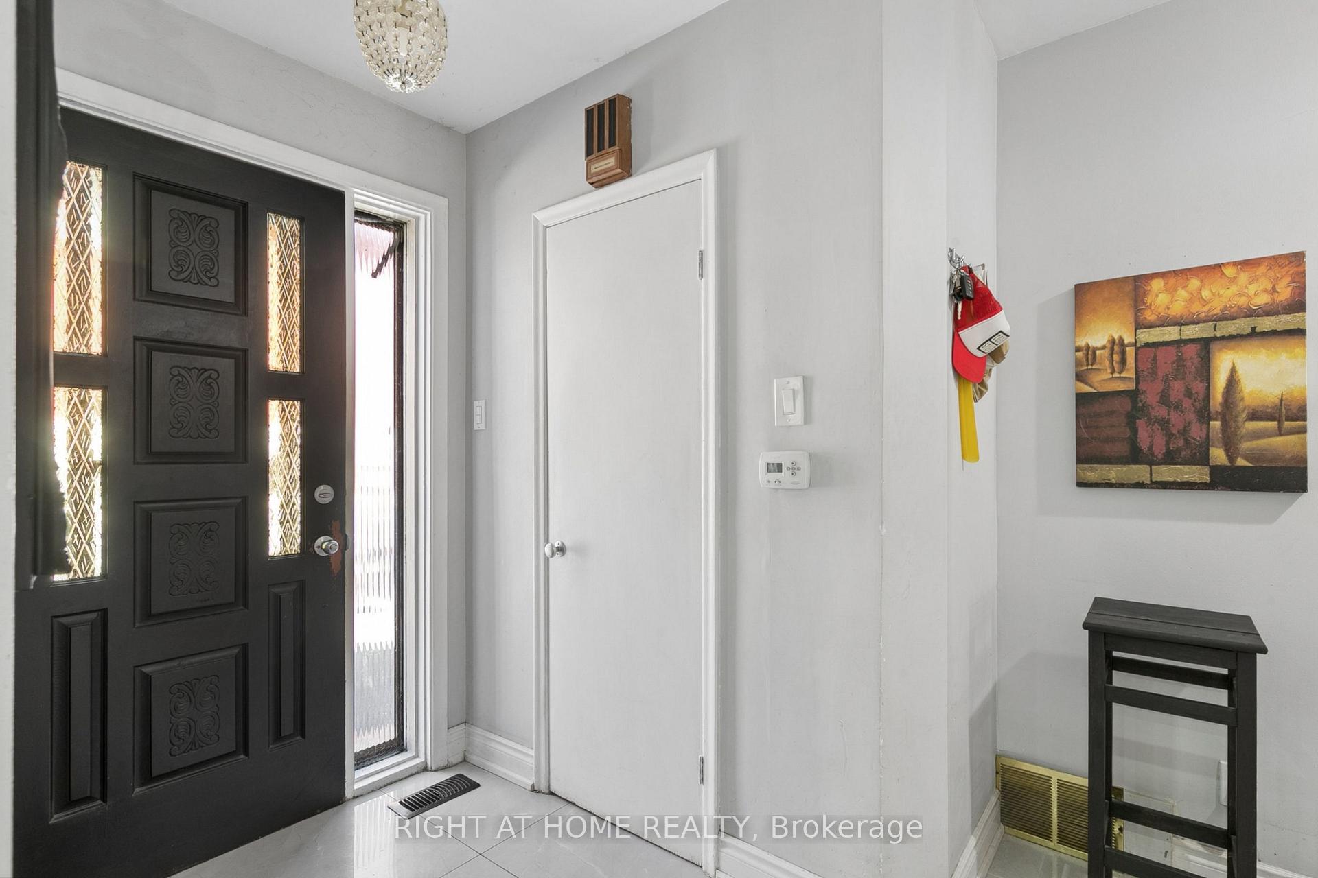 Photo 2 of 2260 Wiseman Court, Mississauga, Clarkson — HOMEH