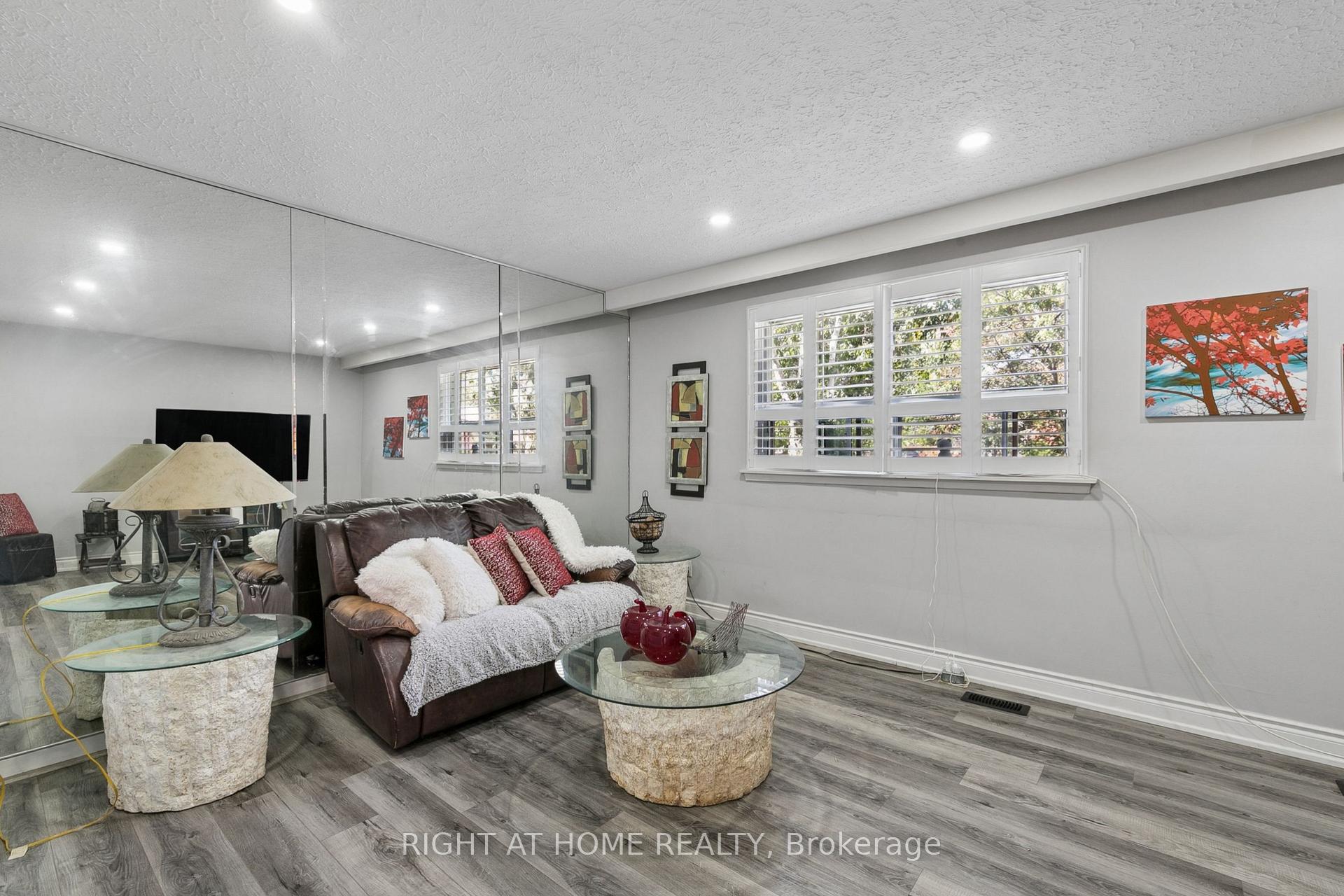 Photo 4 of 2260 Wiseman Court, Mississauga, Clarkson — HOMEH