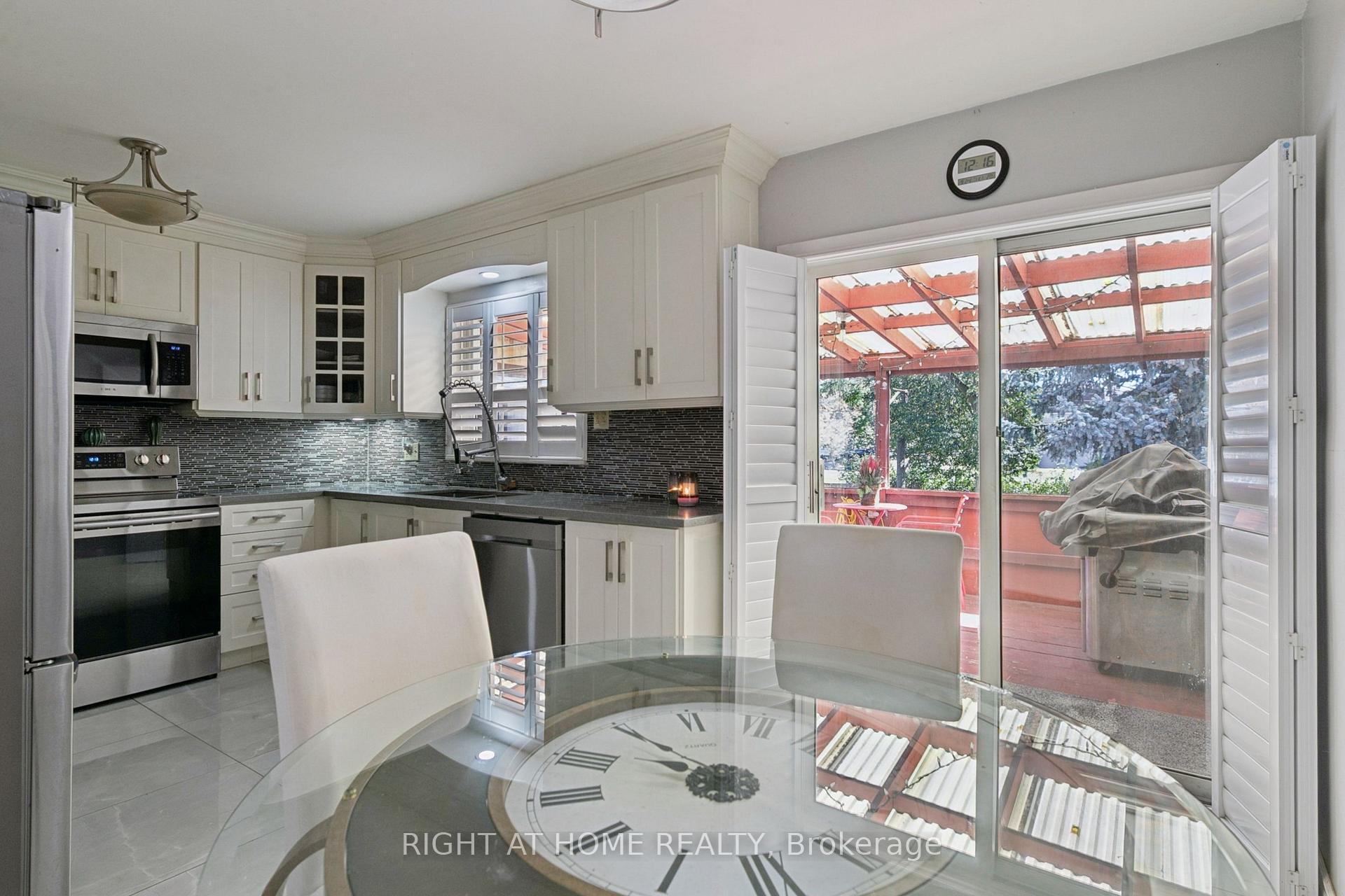 Photo 7 of 2260 Wiseman Court, Mississauga, Clarkson — HOMEH